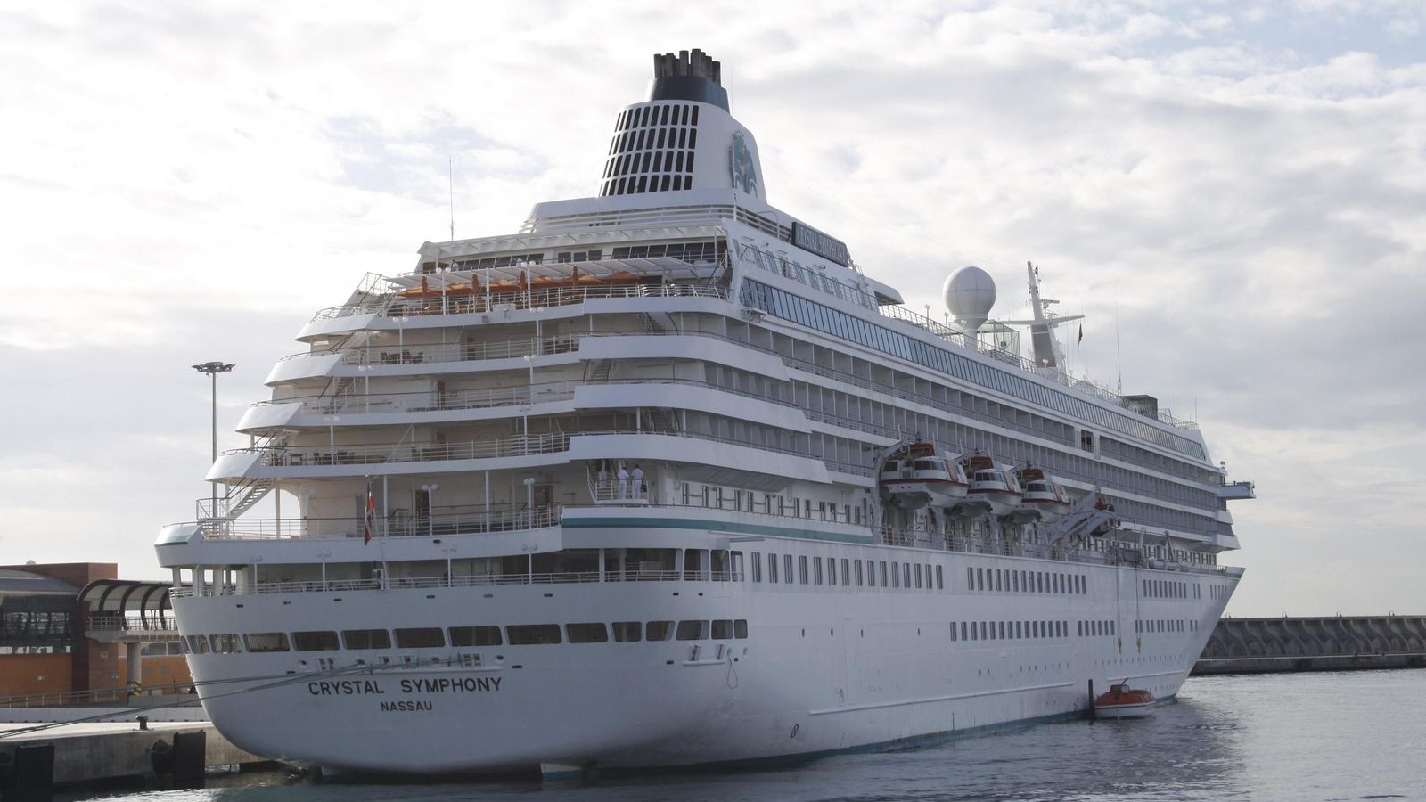 El Crystal Symphony, durante una estancia en el puerto de Malaga