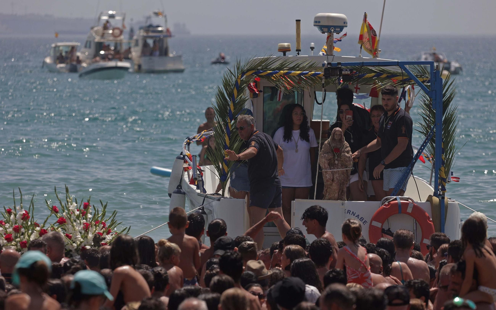 Virgen de la Palma a punto de desembarcar en su romería marítima.
