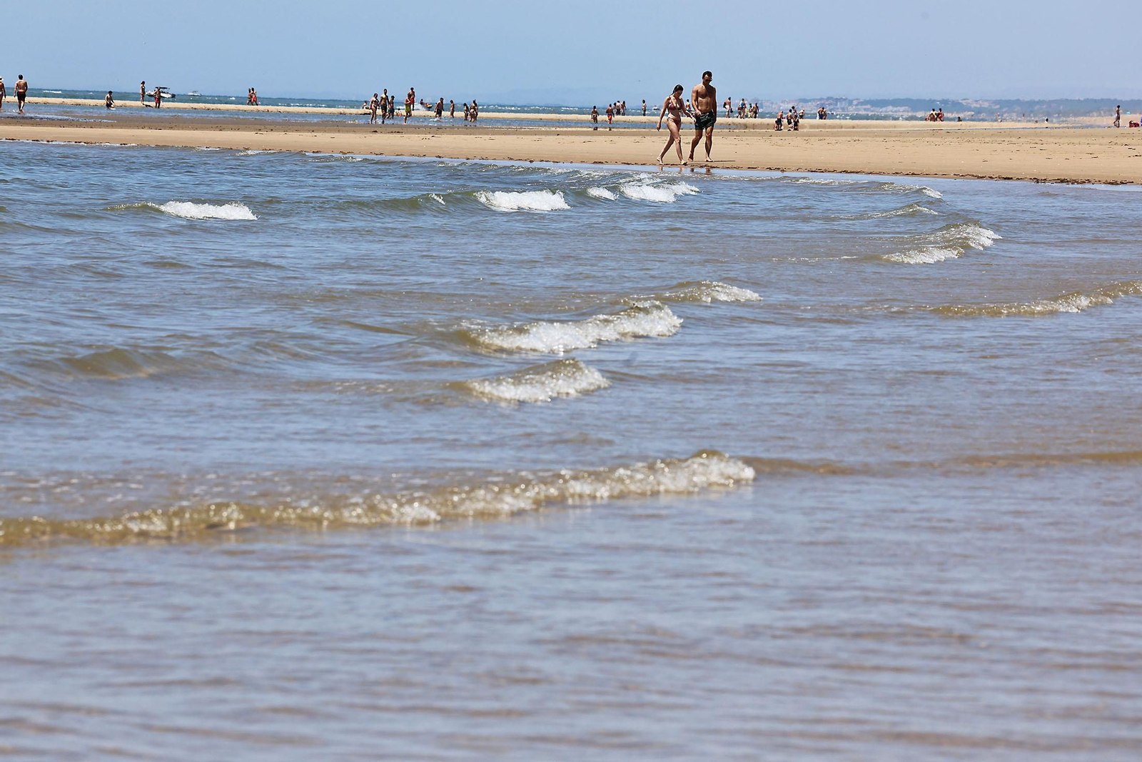 Ambiente en las playas de Huelva en la mañana de domingo