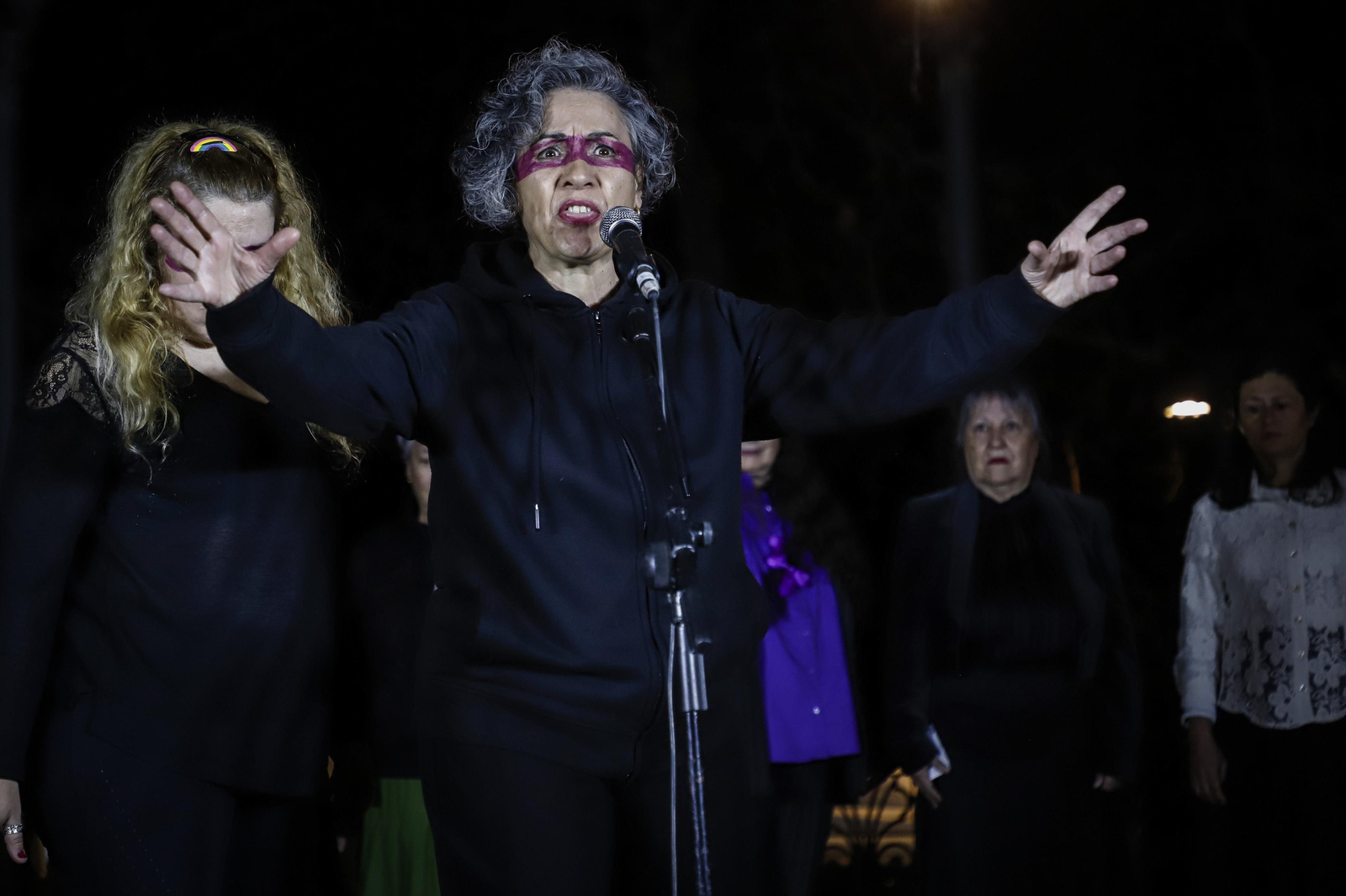 Una ola morada inunda la avenida principal de Granada en el Día de la Mujer