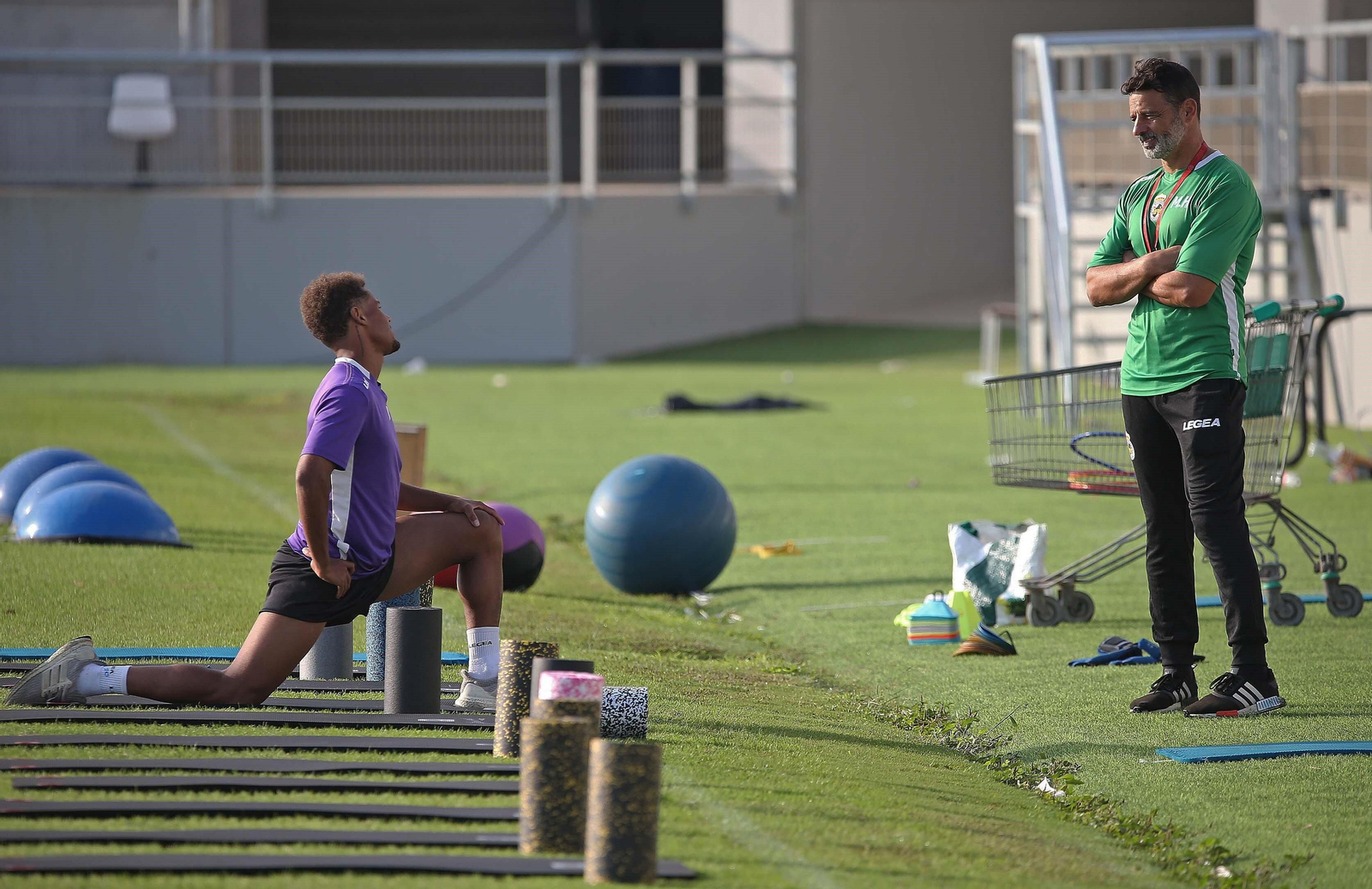 Mere observa como João Pedro se ejercita