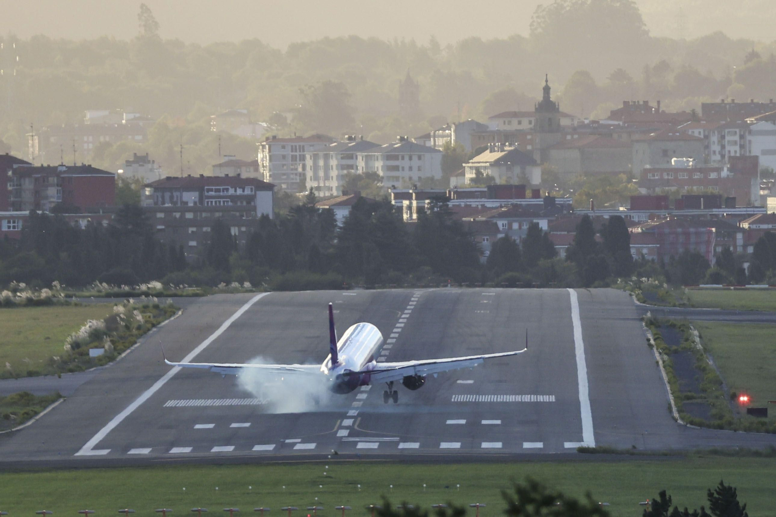Un avión aterriza con dificultades en el Aeropuerto de Bilbao