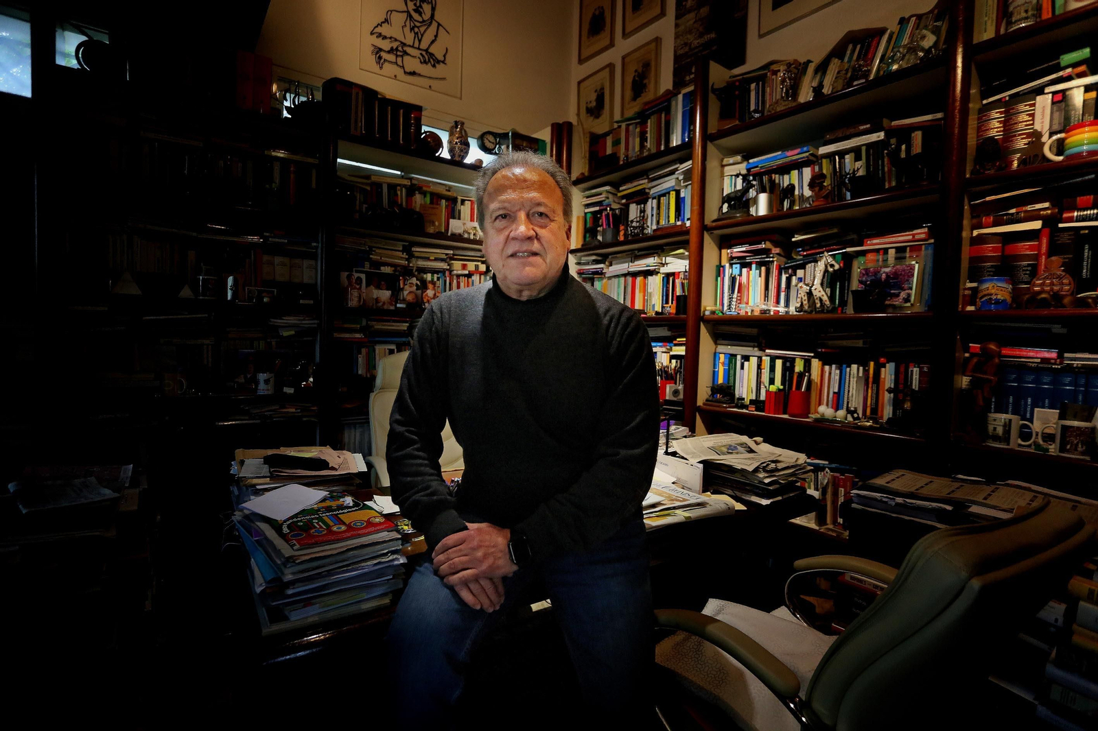 Pedro Pacheco, esta semana en el despacho de su casa rodeado de libros. Pedro Pacheco, esta semana en el despacho de su casa rodeado de libros.