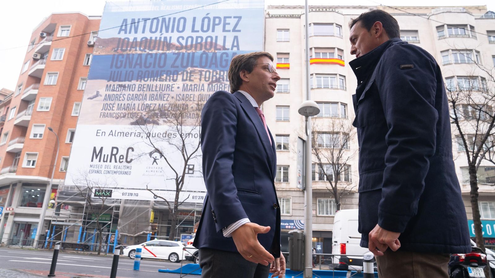 Martínez-Almeida y Javier A. García en la calle Alcalá.
