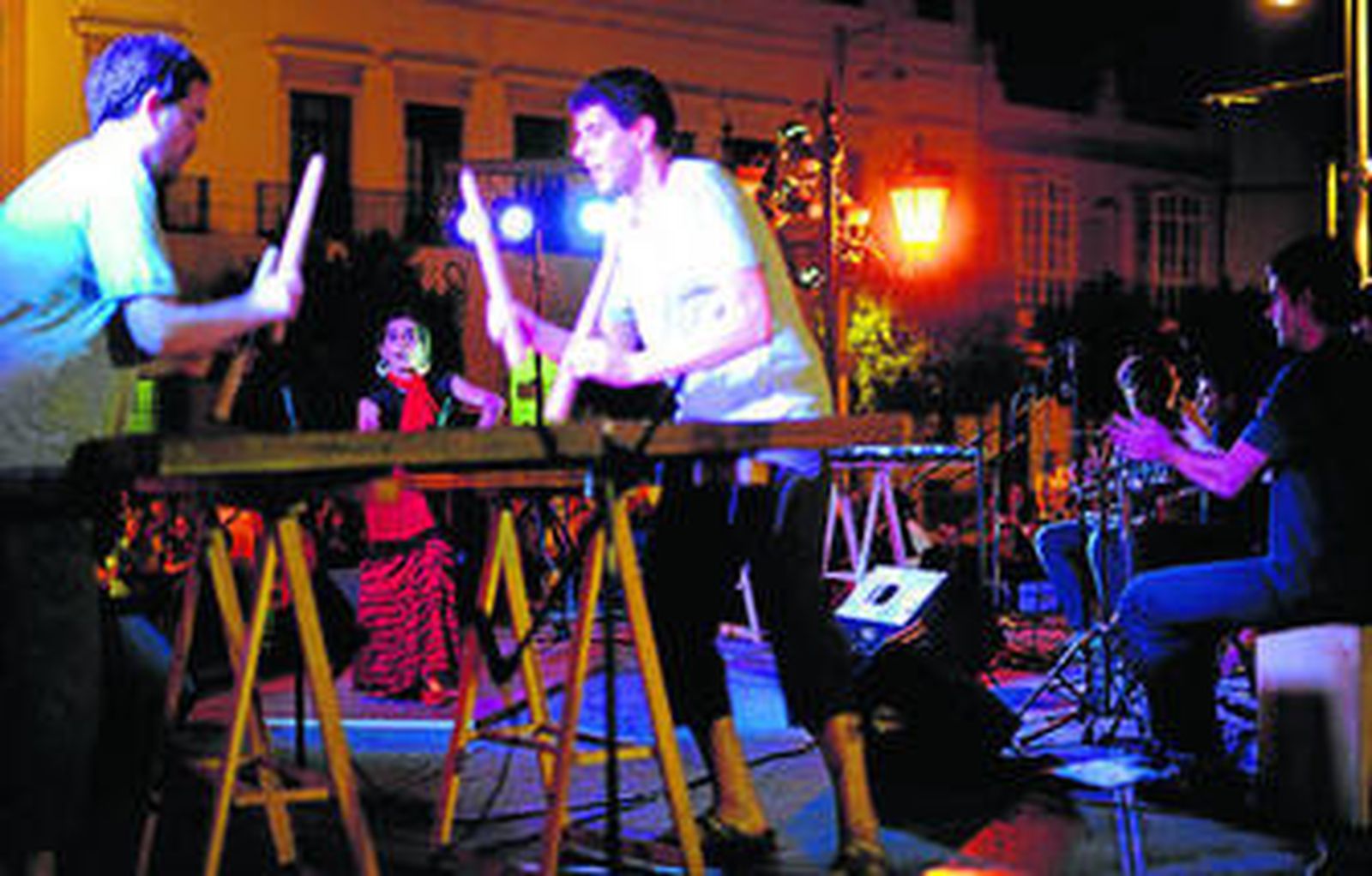 Componentes del grupo Berrikatan, durante su actuación en la plaza de la Iglesia.