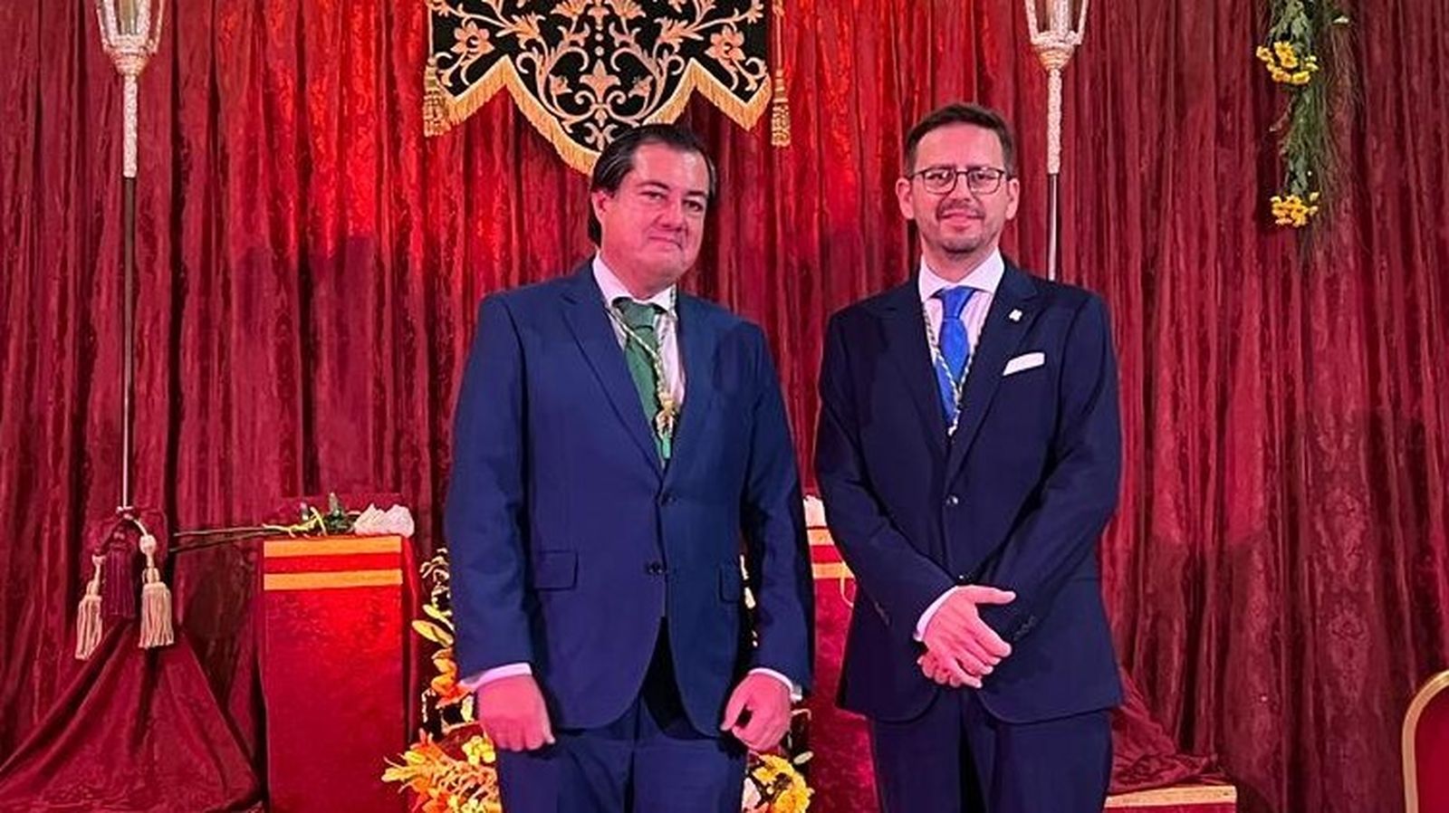 El hermano mayor, Gonzalo Ganaza, junto al pregonero Sergio Cíes.