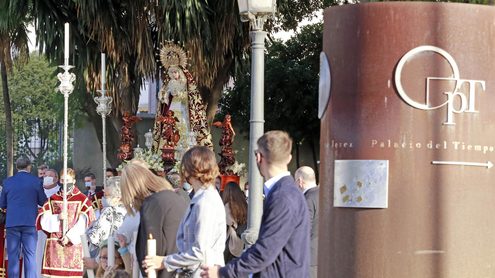 Imágenes del rosario de la Aurora de la Candelaria por los jardines de la Atalaya