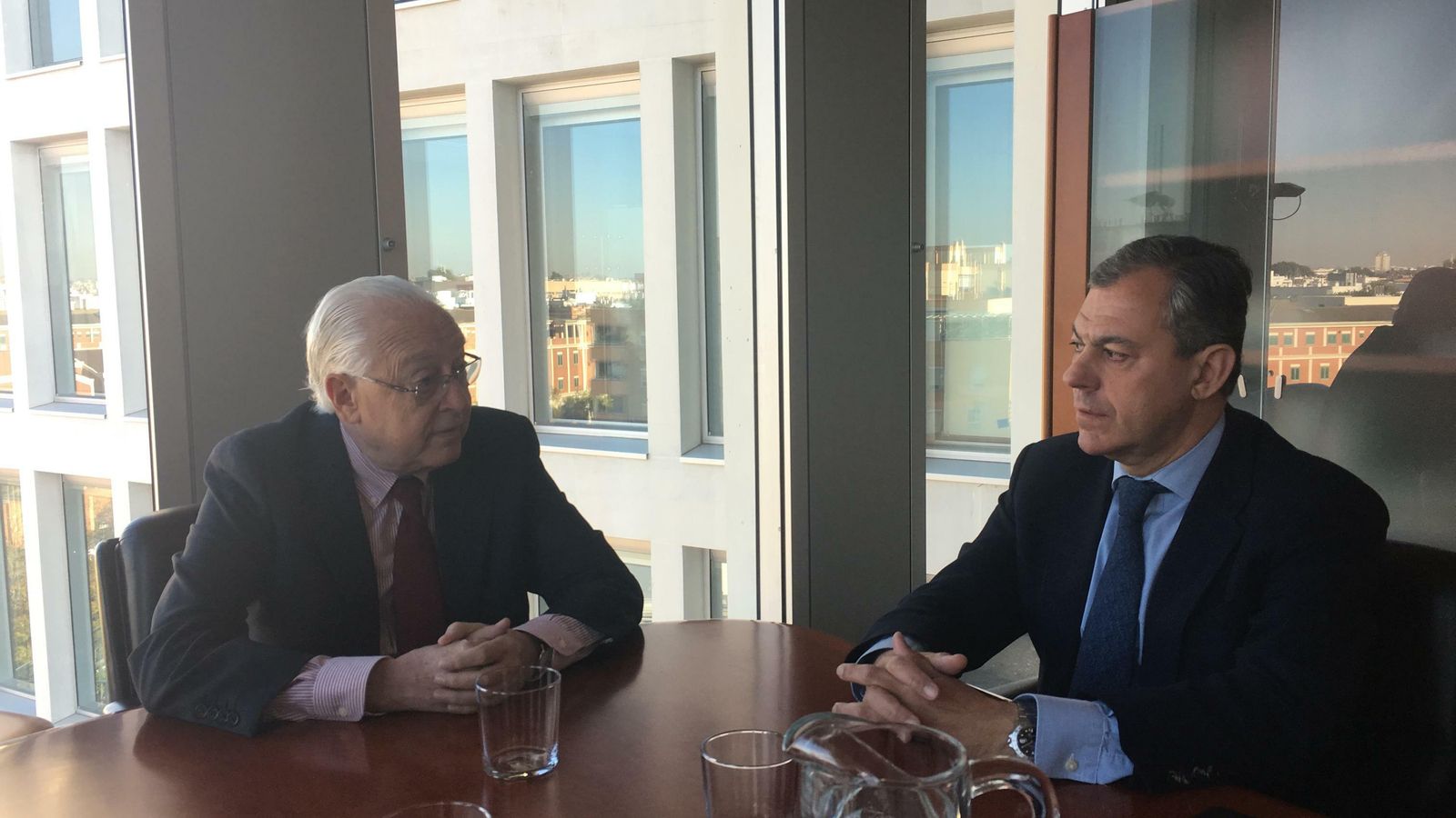 El viceconsejero de Fomento, Jaime Raynaud y el alcalde de Tomares, José Luis Sanz.