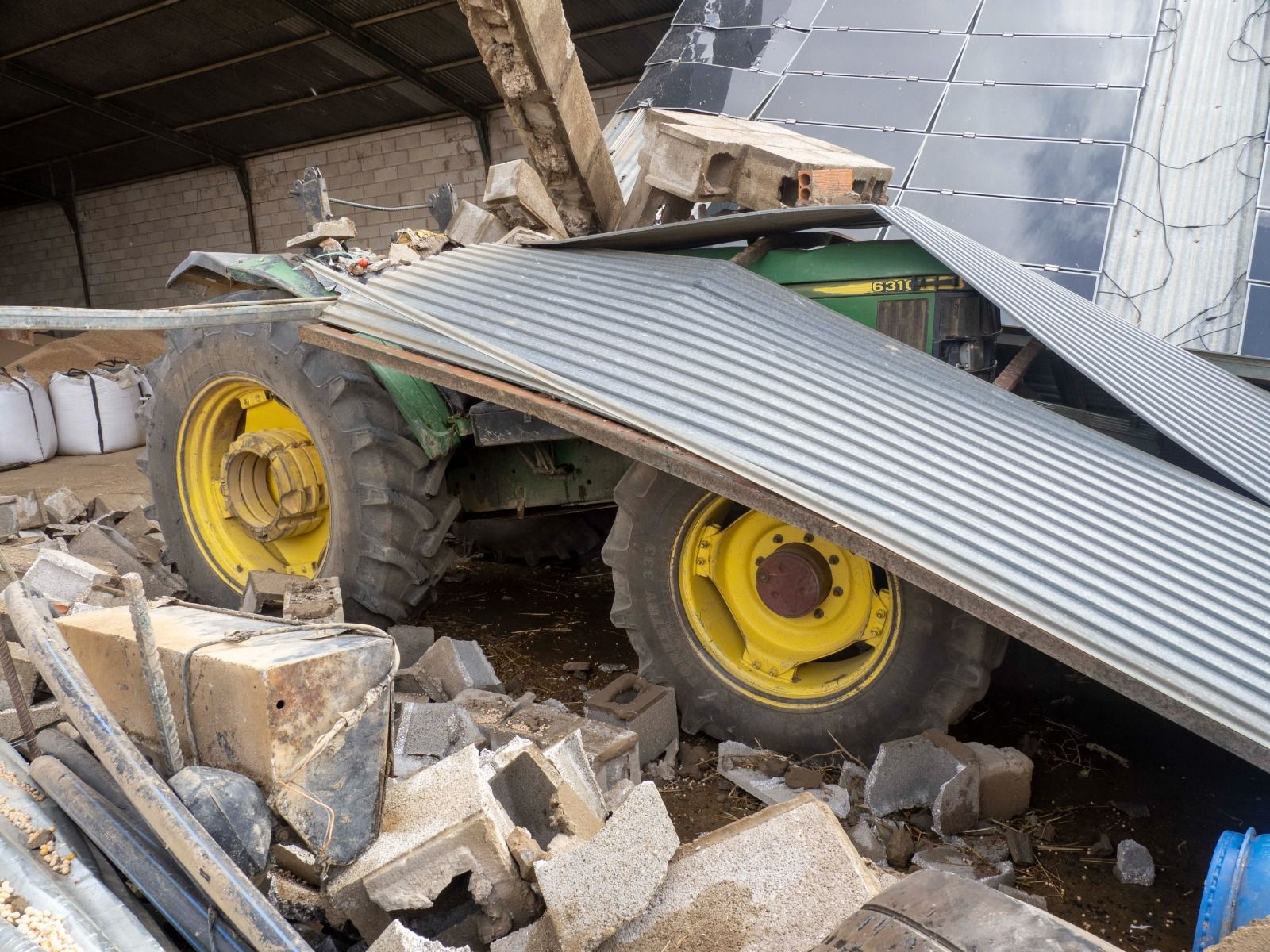 Imágenes de los destrozos provocados por un tornado en Villanueva de los Castillejos
