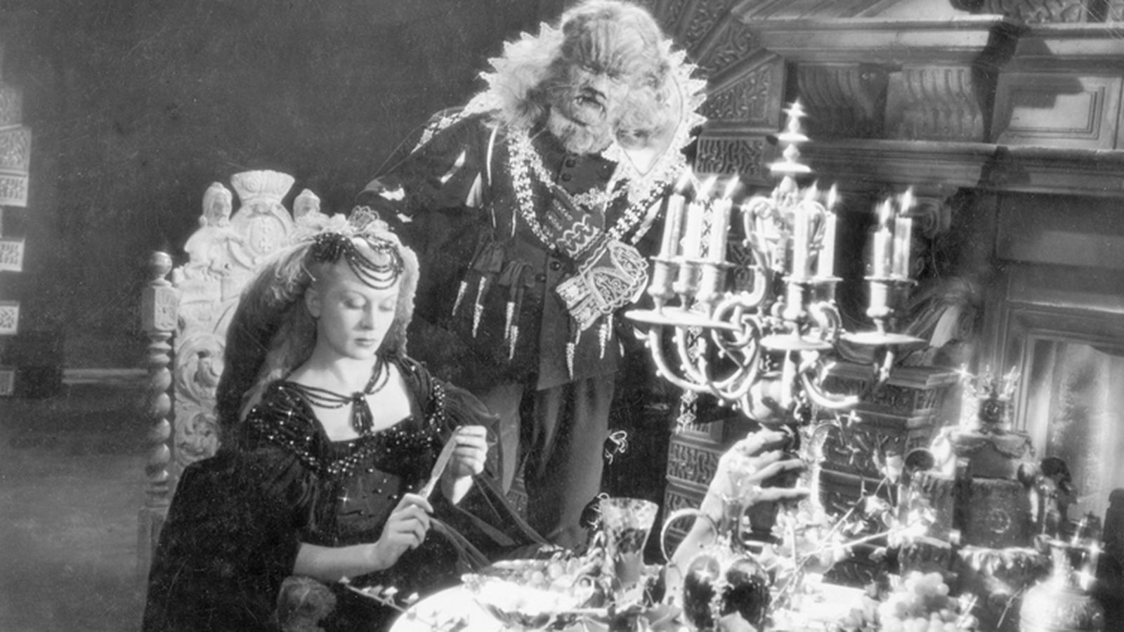 Secuencia de 'La Bella y la Bestia', de Jean Cocteau. El vestuario es obra de Cardin.