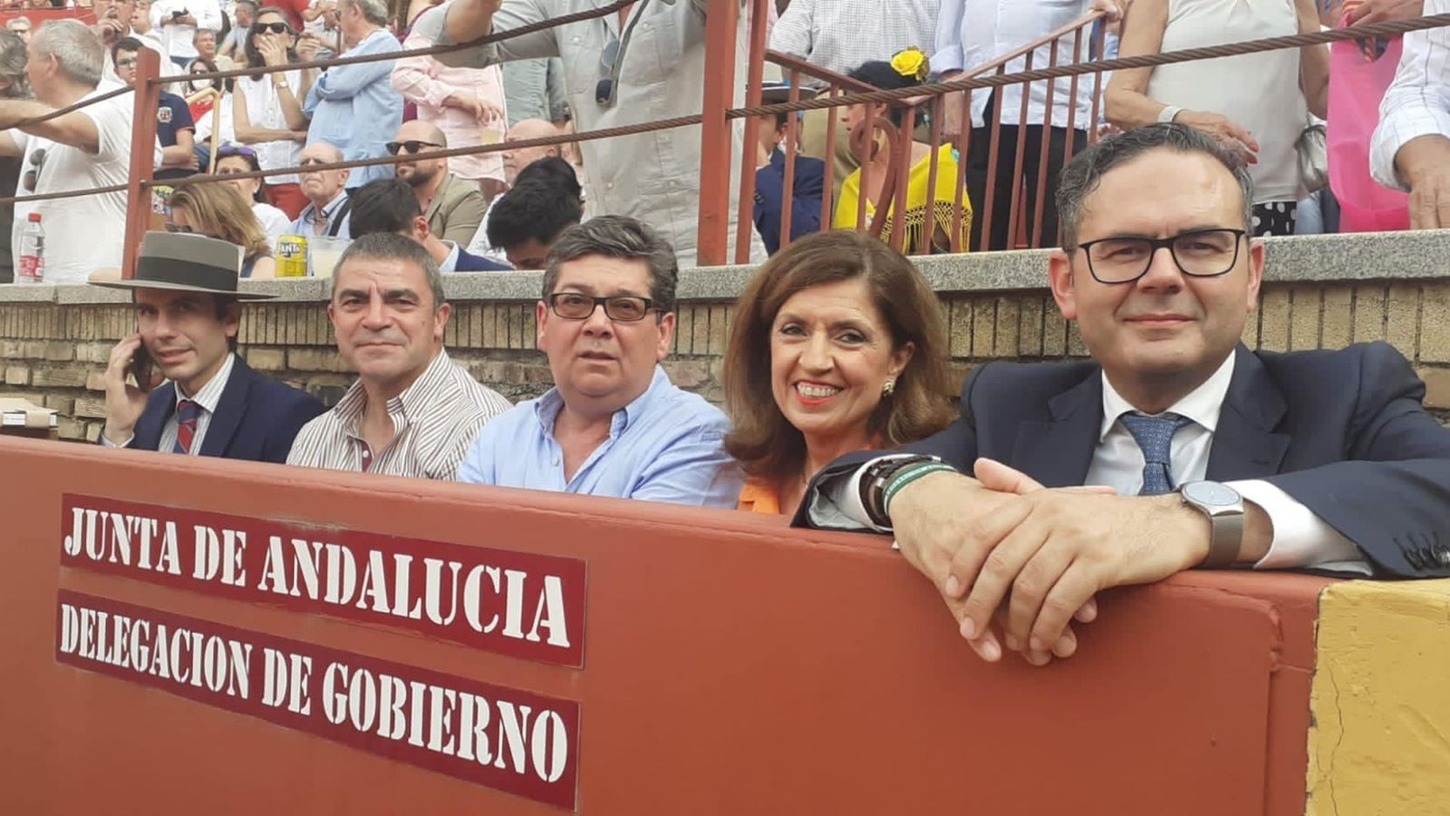 El legendario futbolista Manolo Sanchís, junto a María Jesús Botella, delegada de Familia y Salud  de la Junta de Andalucía y Giuseppe Aloisio, delegado Territorial de Desarrollo Sostenible
