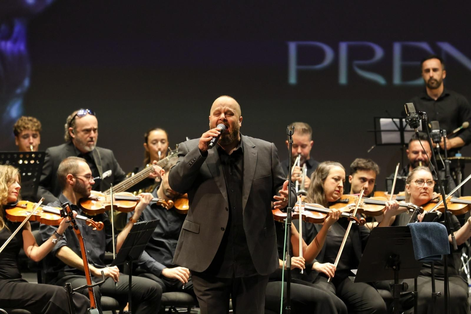 El concierto de David Barrull y la Orquesta Sinfónica de Triana en el Teatro Cervantes, en imágenes