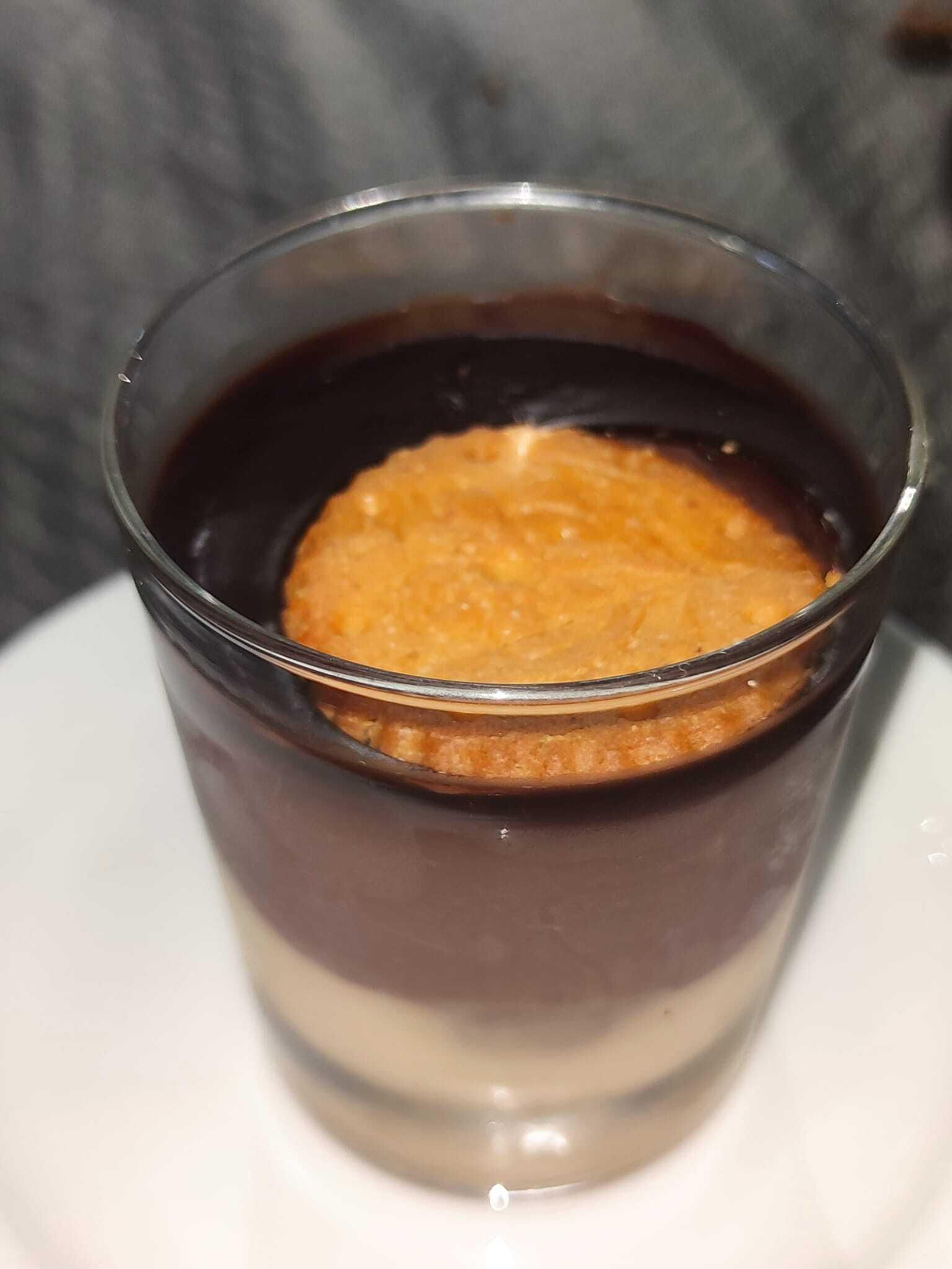 Crema de galletas, natilla y chocolate