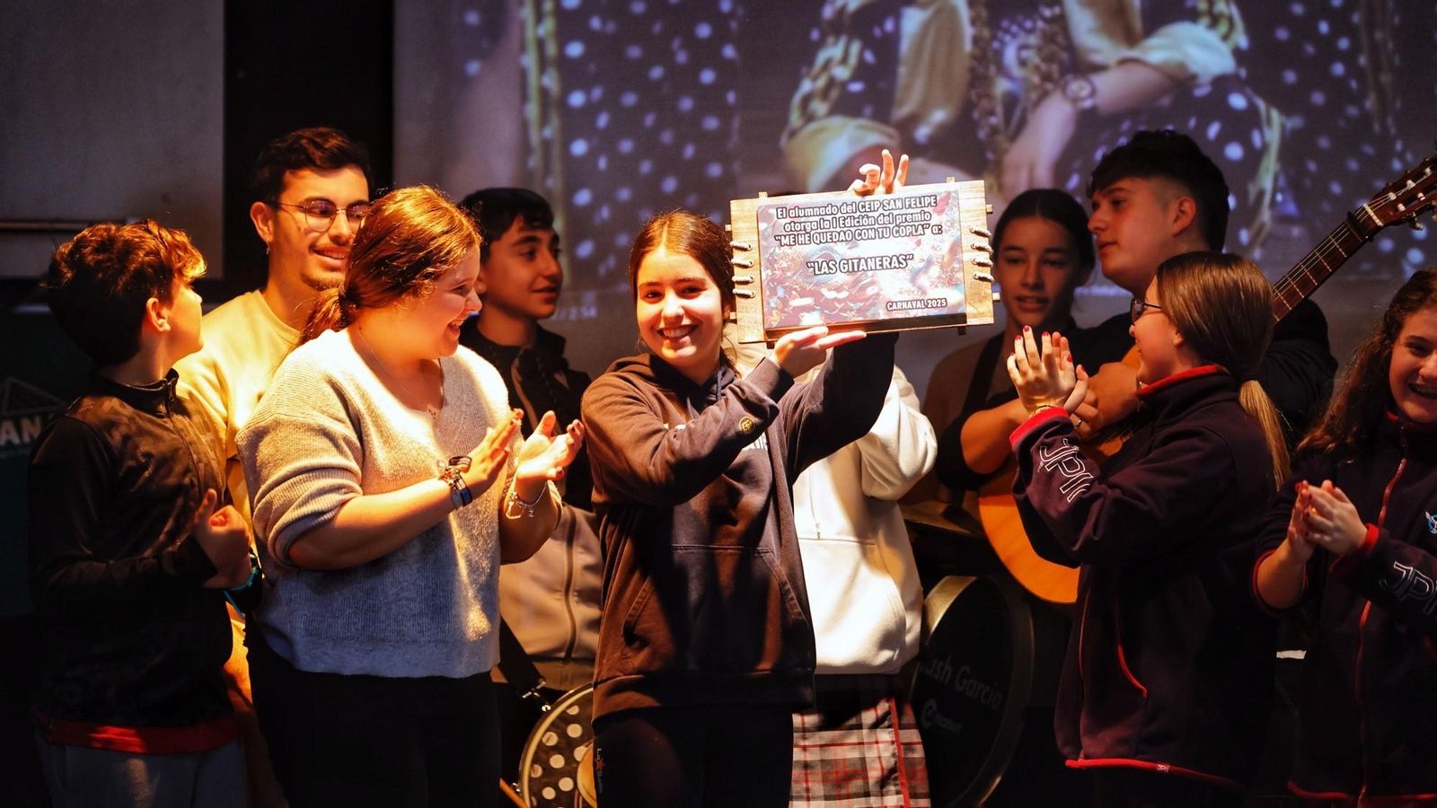 La placa entregada a la chirigota ‘Las gitaneras’.