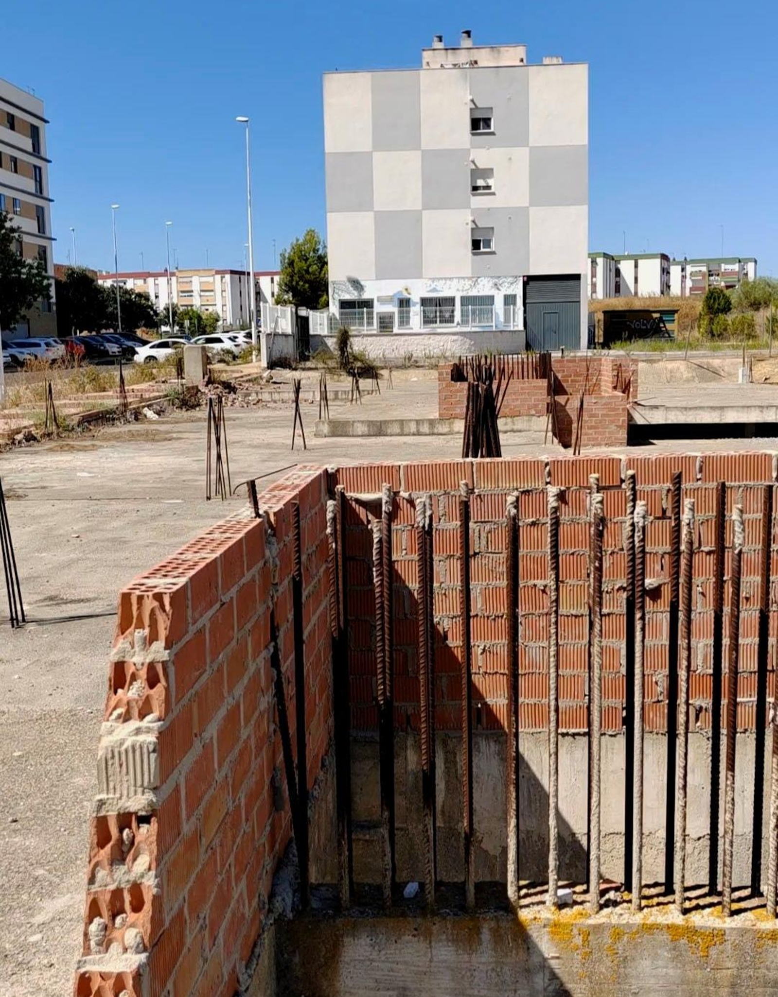 Zona en obras cercana a una escuela infantil.