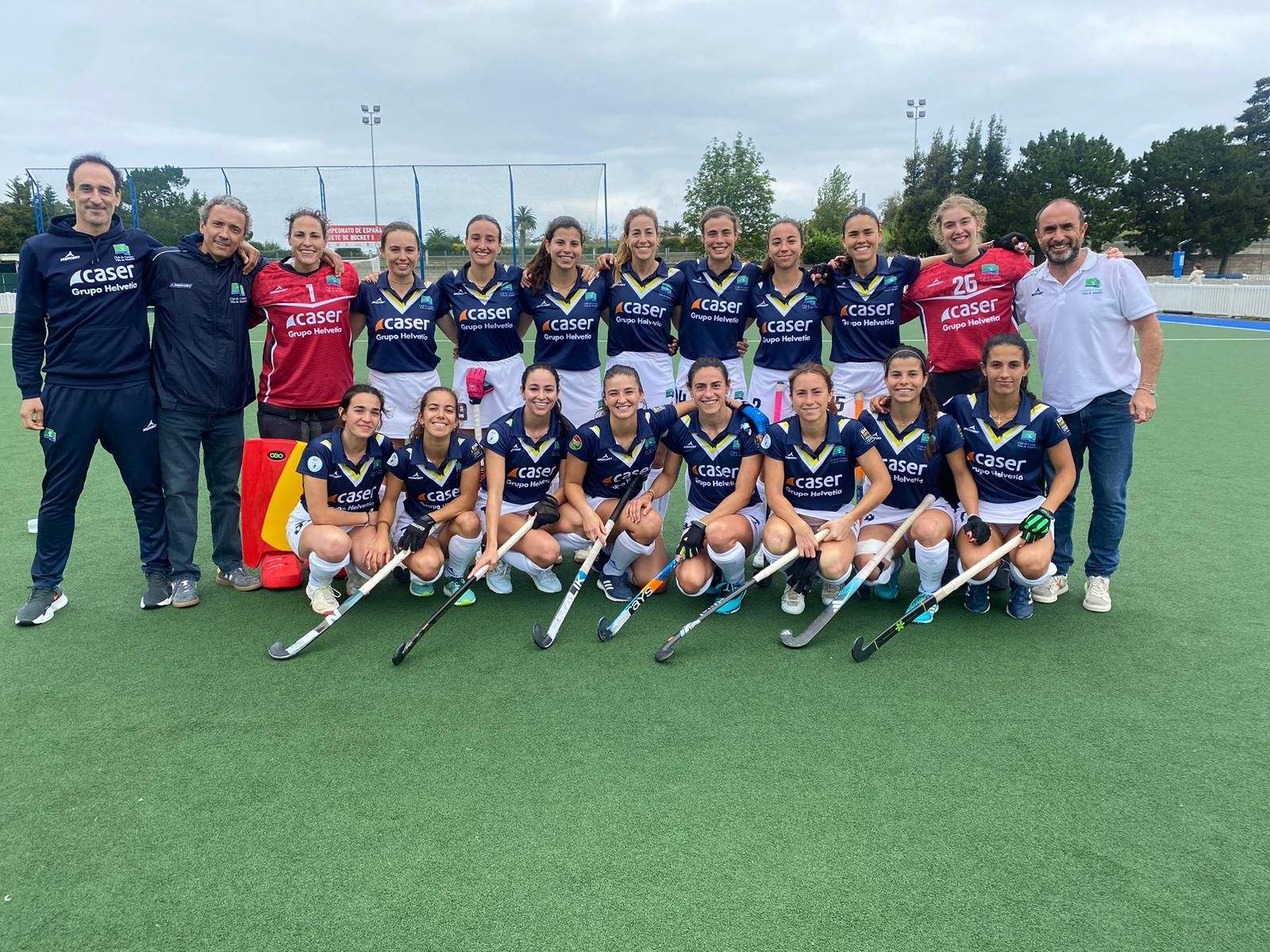 María de los Ángeles Ruiz junto a Eduardo Aguilar y el resto de la plantilla del Club de Campo el pasado curso.