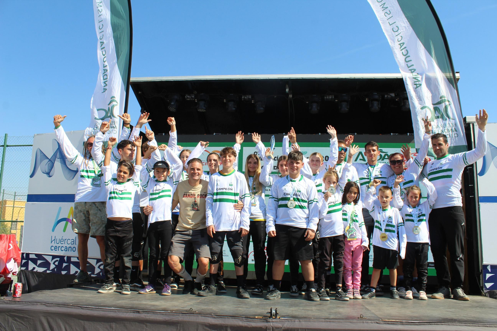 Foto de familia de todos los ganadores.