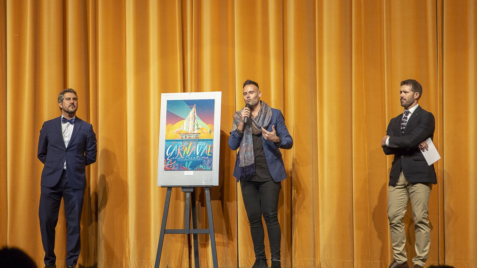 Natanael López y Juanjo Aguilera flanquean a Álvaro González Felipe, autor del cartel.