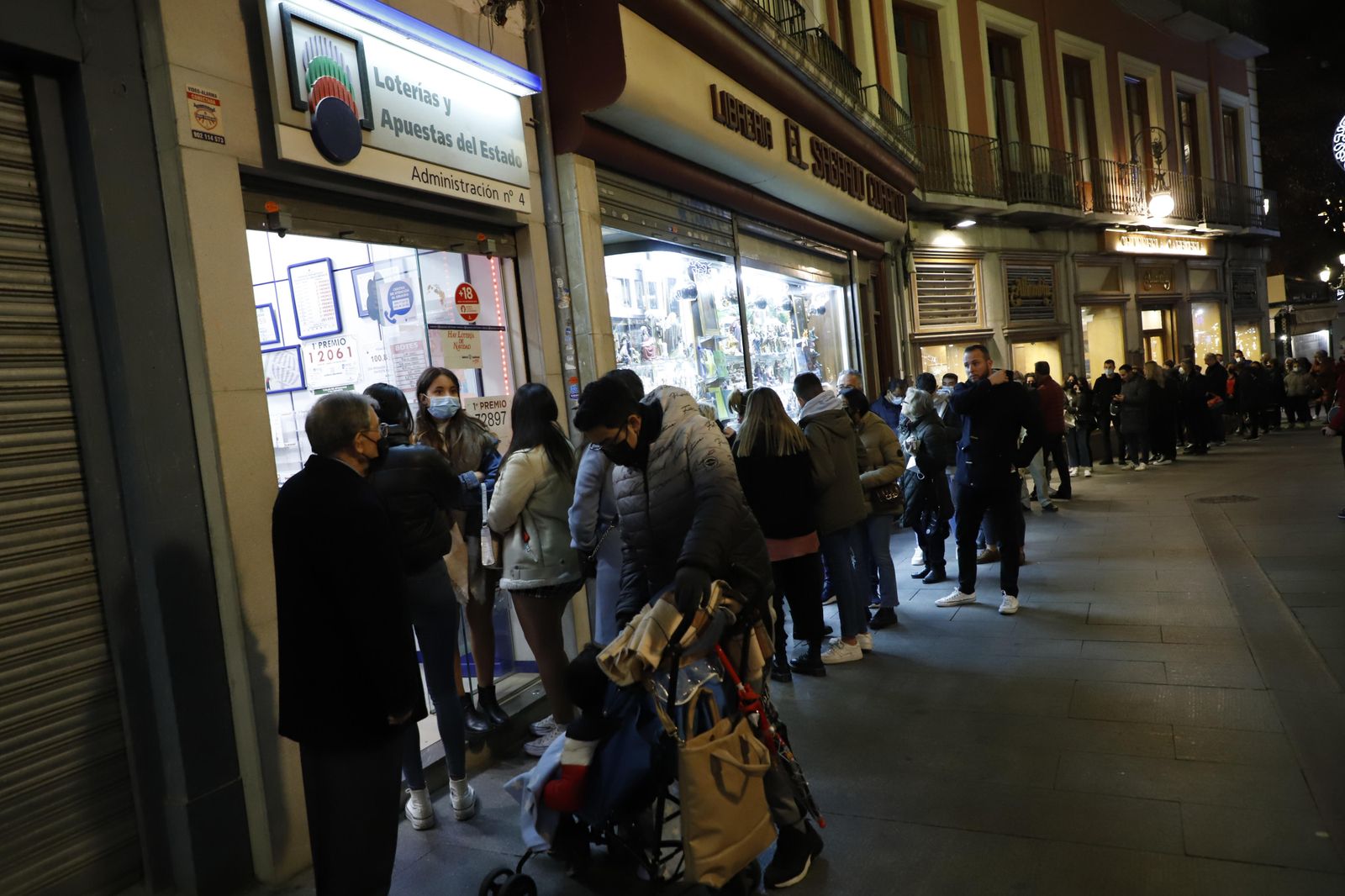 Lotería de Navidad en Granada: Colas y mucha ilusión para comprar el décimo de última hora