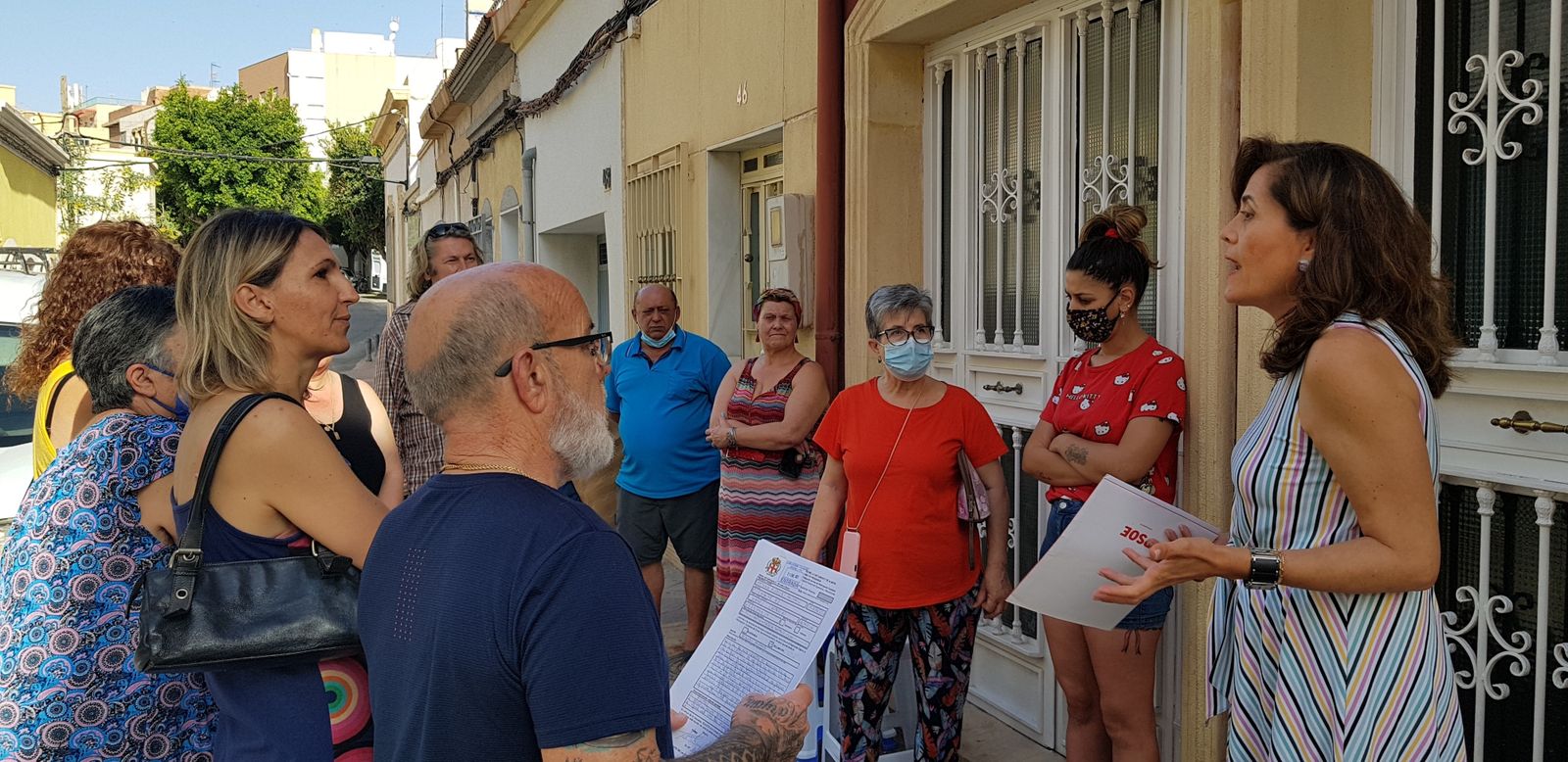 Carmen Aguilar, con vecinos de la calle Chantre