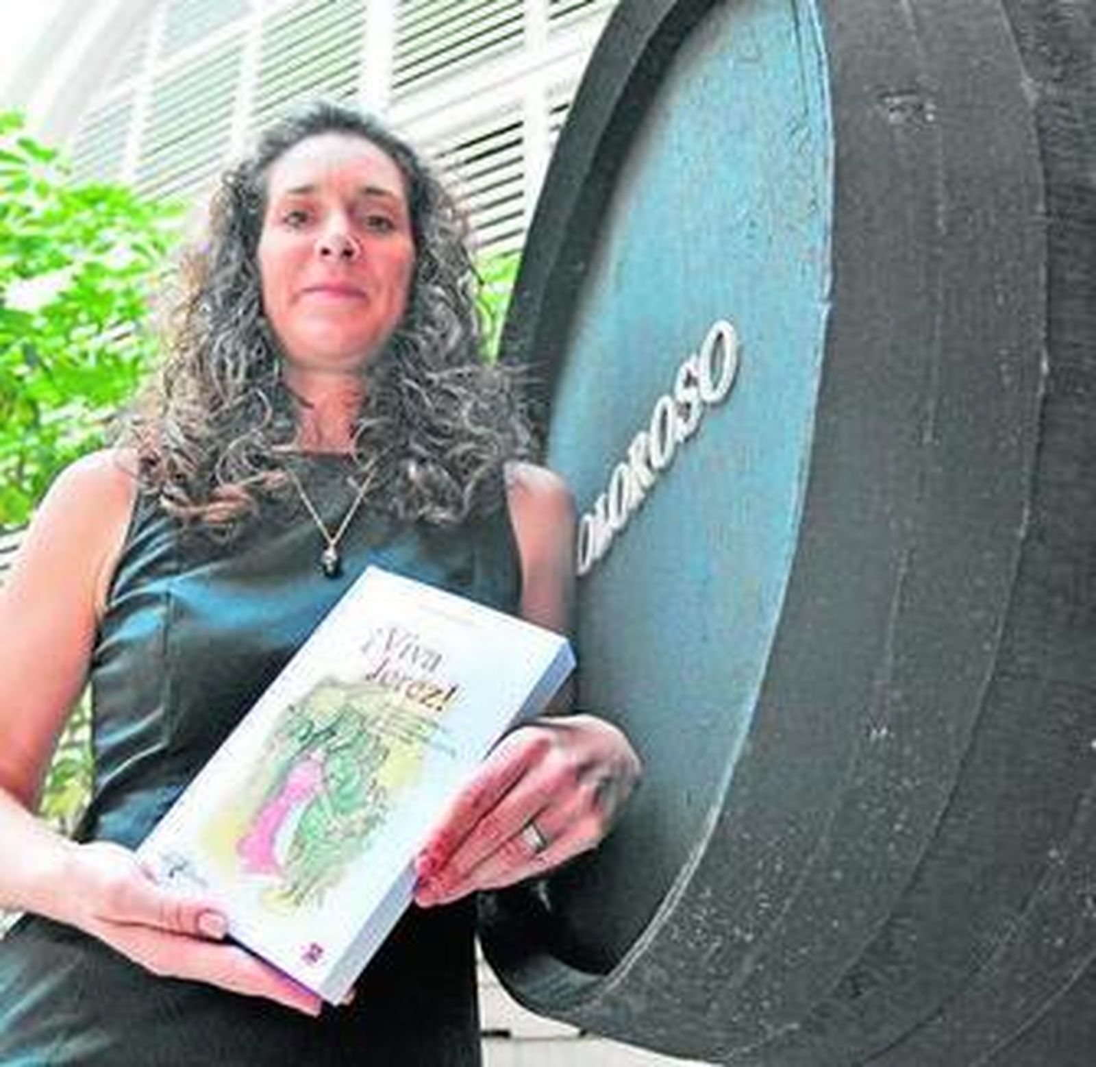 Hélène Giguère posa con su libro sobre Jerez, basado en su tesis doctoral.