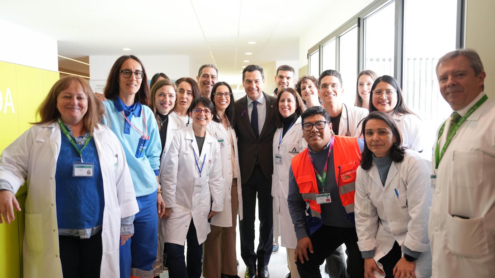 Juanma Moreno, con los trabajadores del centro de salud de Montoro.