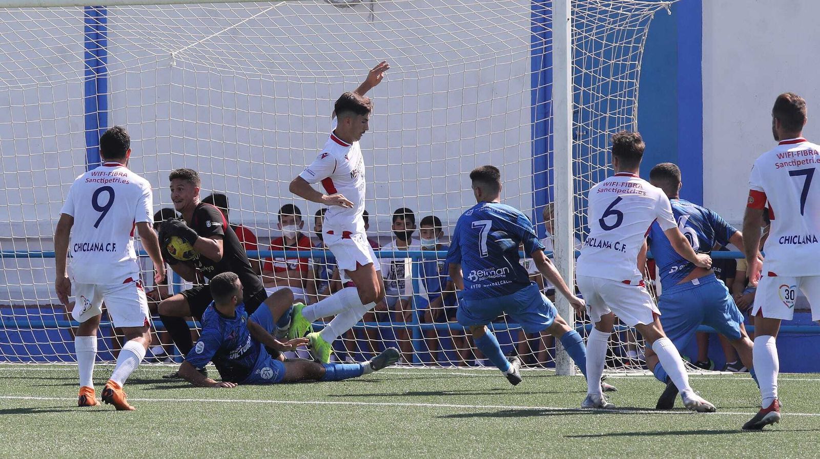 Cristian, con el siete, lo intentó en ataque y dejó supuesto a Yuni tras la expulsión de Roldán.