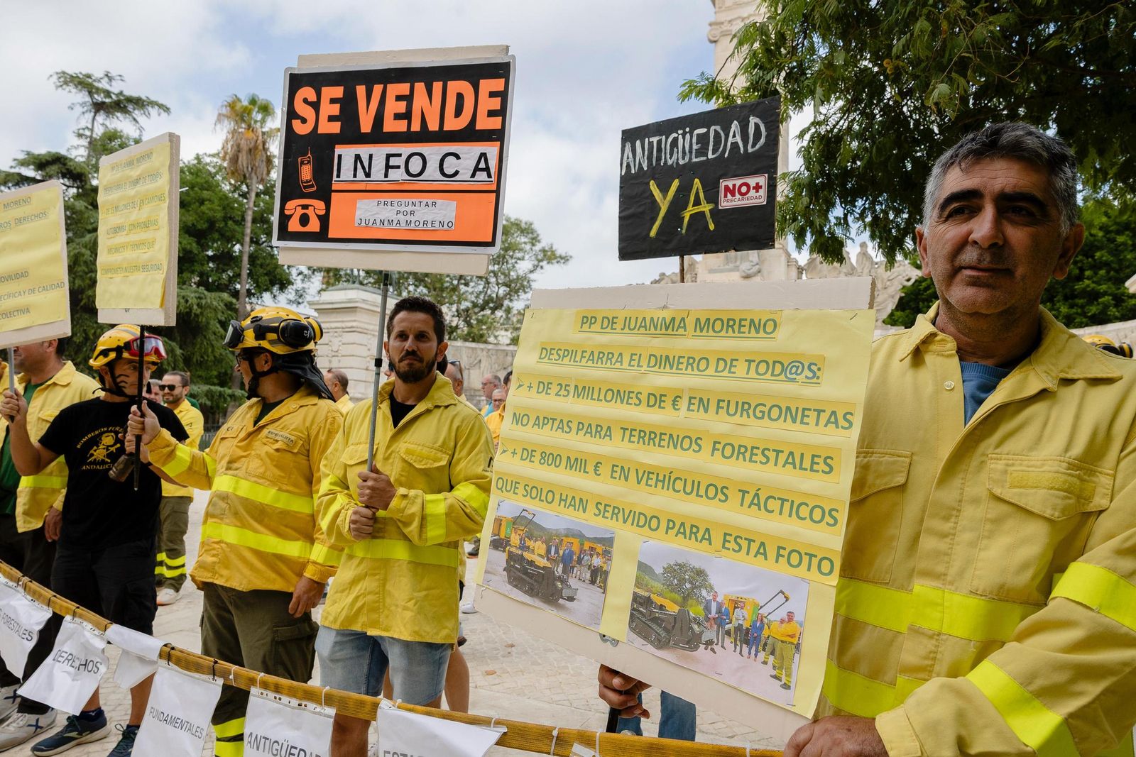 Un momento de la concentración de los bomberos forestales en Cádiz