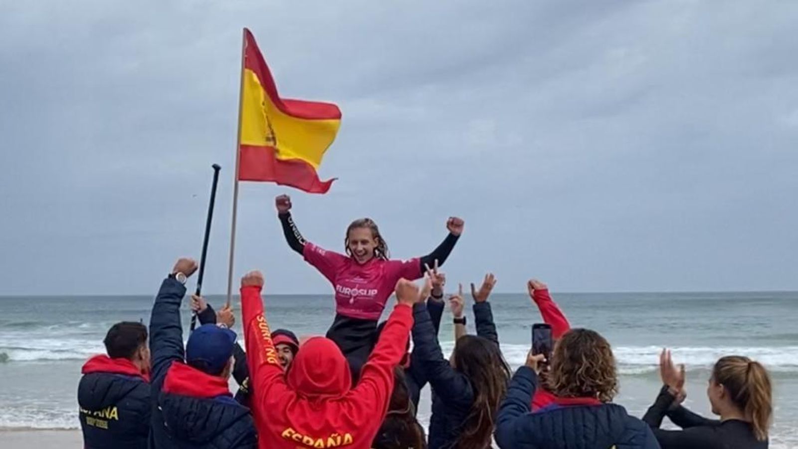 Julieta, celebrando el triunfo con el equipo español.