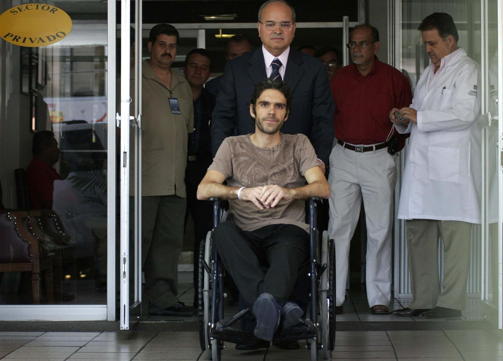 Rogelio Pérez Cano empuja la silla de José Tomás tras abandonar el hospital de Aguascalientes en 2010.