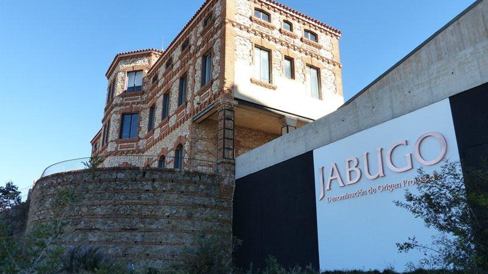 Sede de la Denominación de Origen Protegida Jabugo, en el pueblo serrano onubense.