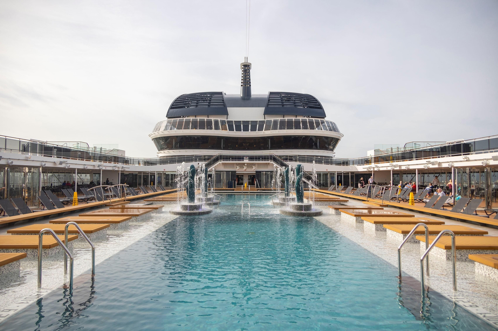 Imágenes de la visita del crucero MSC Euribia al puerto de Cádiz