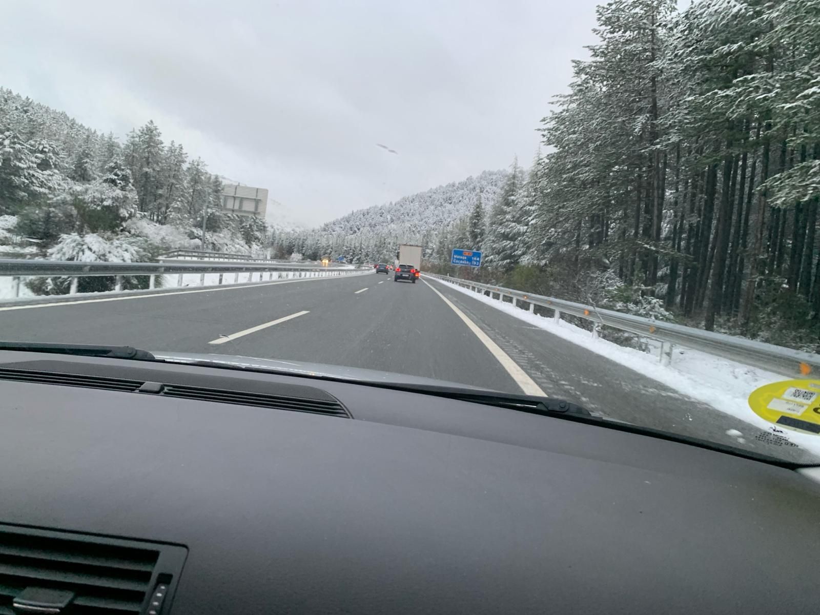 Granada despide la Semana Santa cubierta de nieve