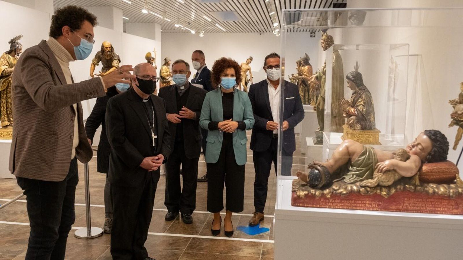 Jesús Ricca Molíns explica los detllaes de la exposición, ante la Pastora Dormida.