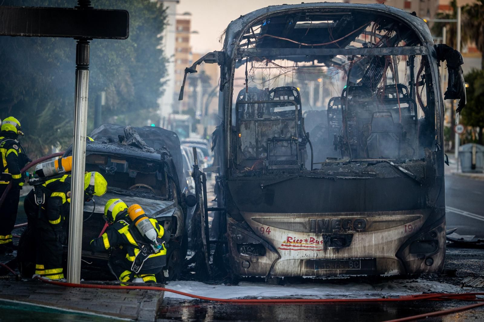 Sale ardiendo un autobús en la avenida de la Sanidad Pública en Cádiz