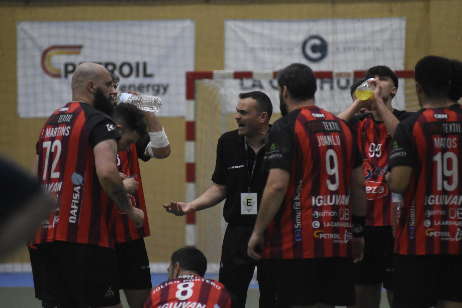 Jesús Escribano da órdenes a sus jugadores durante un tiempo muerto.