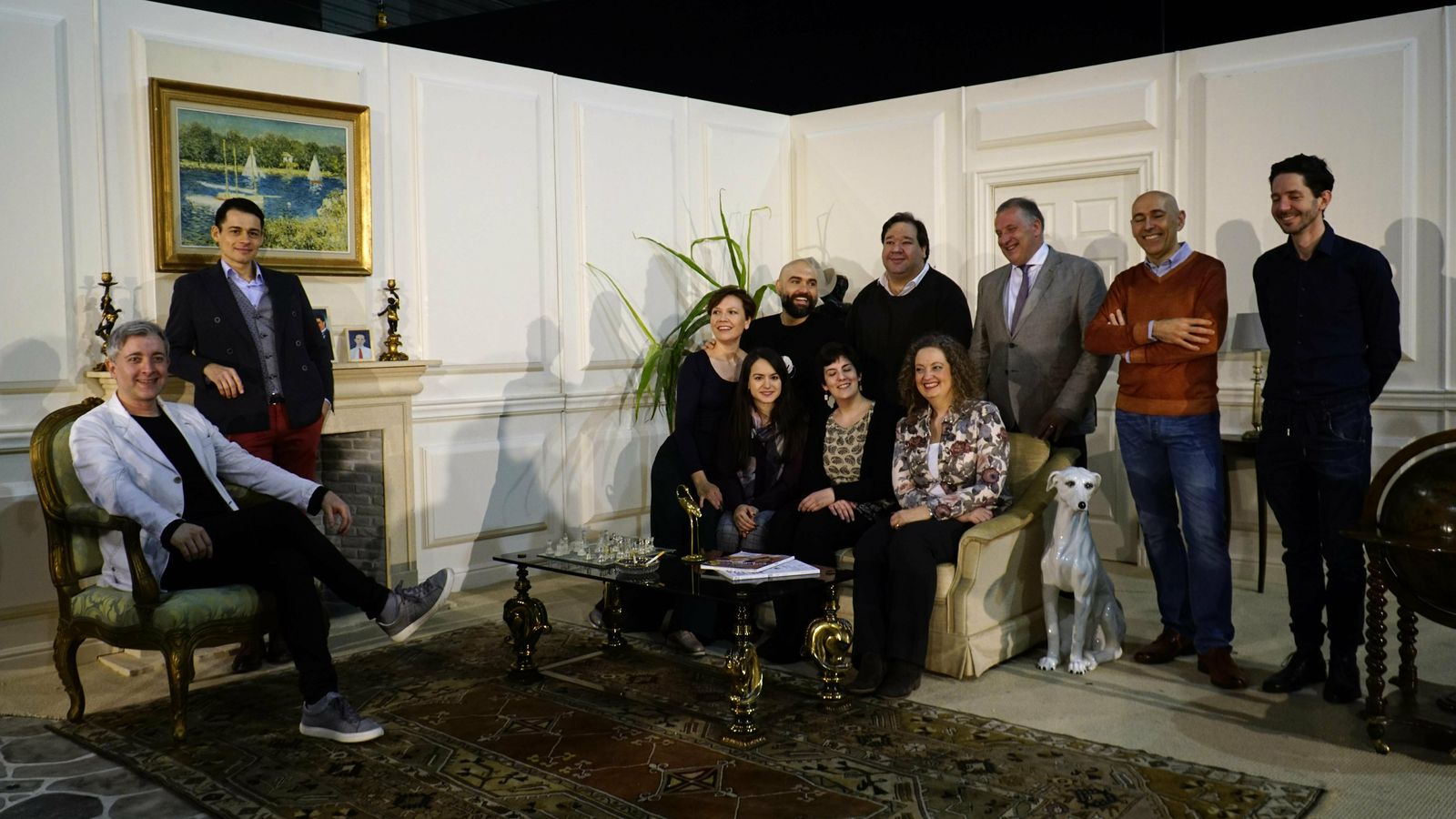 Otra imagen del equipo artístico de la ópera en la escenografía que se verá en el Maestranza.