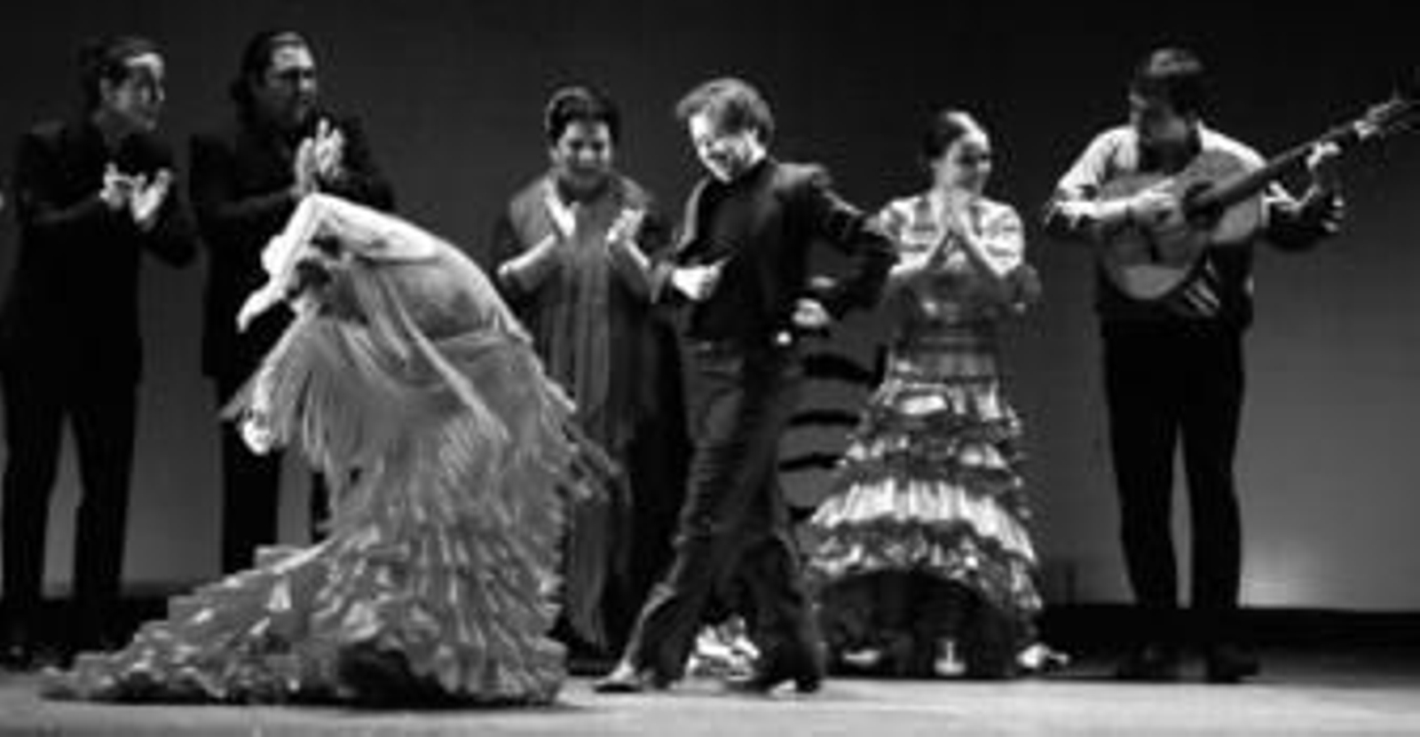 El maestro Mario Maya baila por bulerías con Merche Esmeralda en la pasada edición del Festival de Jerez, al término de su espectáculo 'Mujeres'.