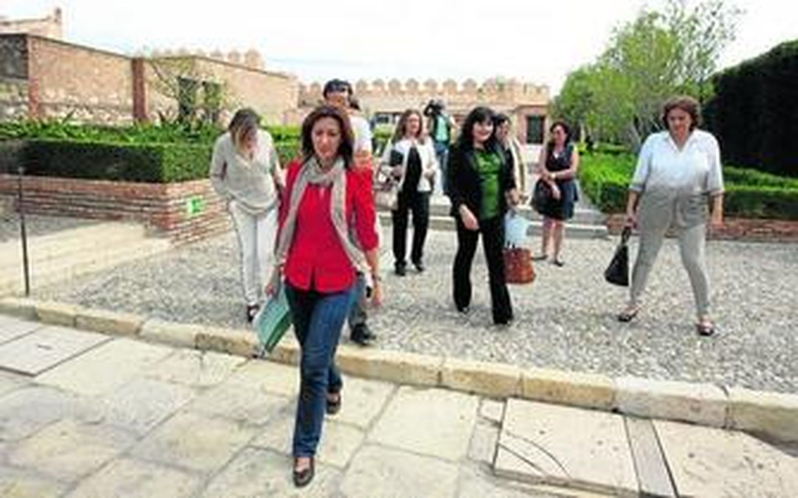 María Luisa García e Isabel Arévalo con los ocho miembros de la Comisión Técnica de la Alcazaba.