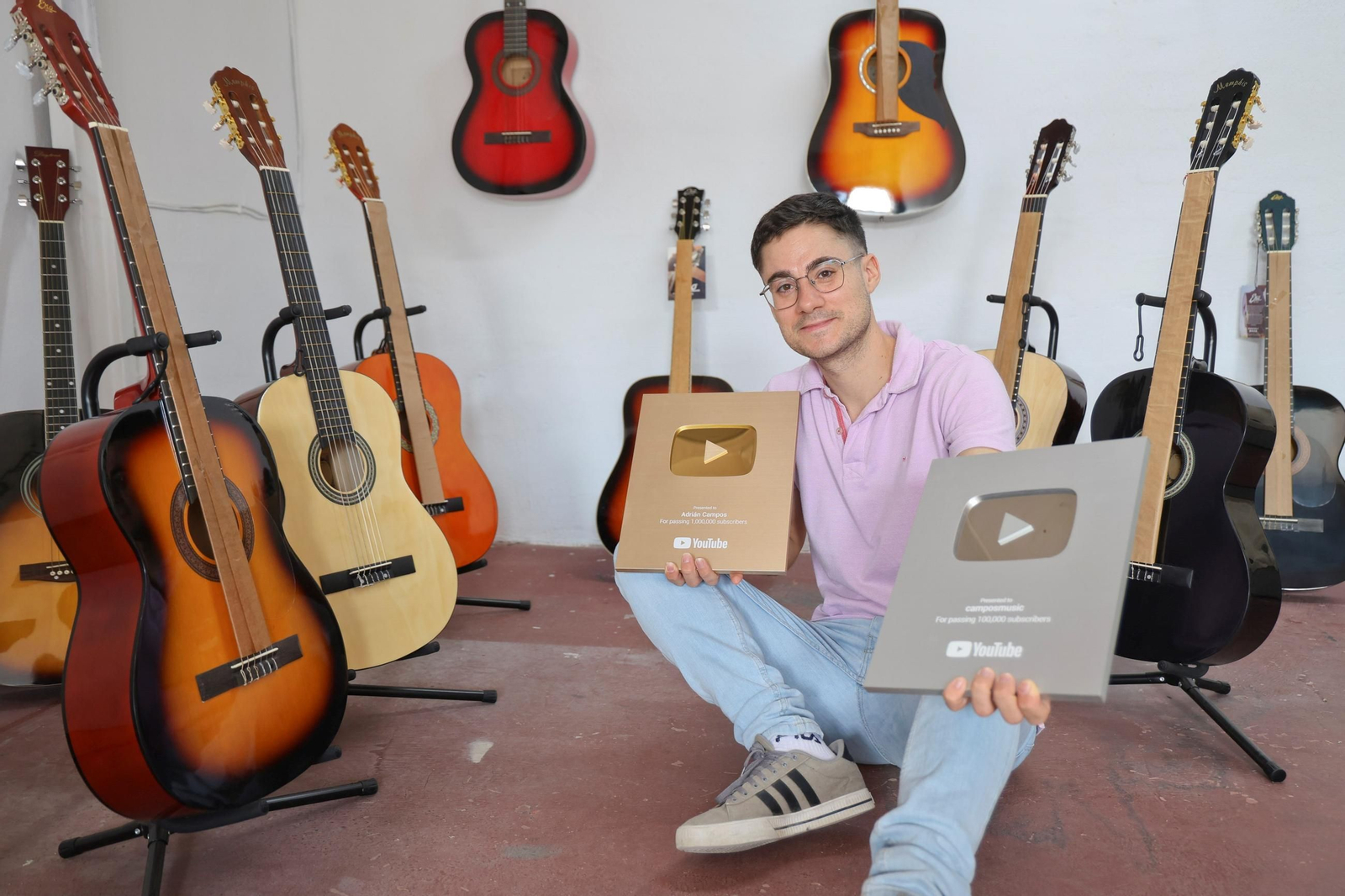 Las fotos de Adrián Campos, el malagueño que triunfa en TikTok y YouTube con sus clases de guitarra