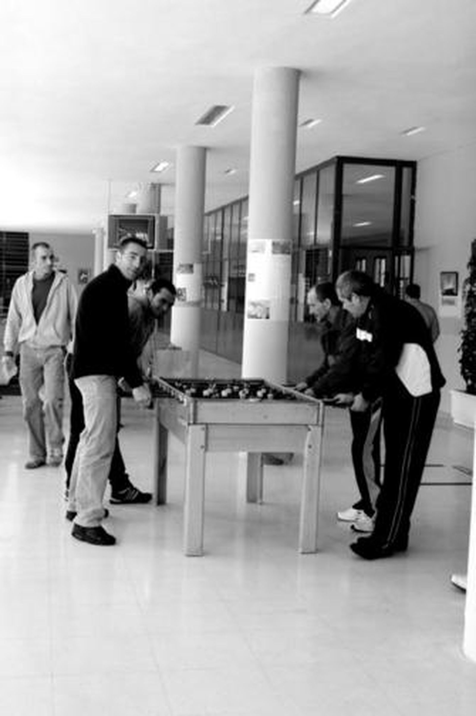 Varios internos aprovechan un rato libre jugando al futbolín.