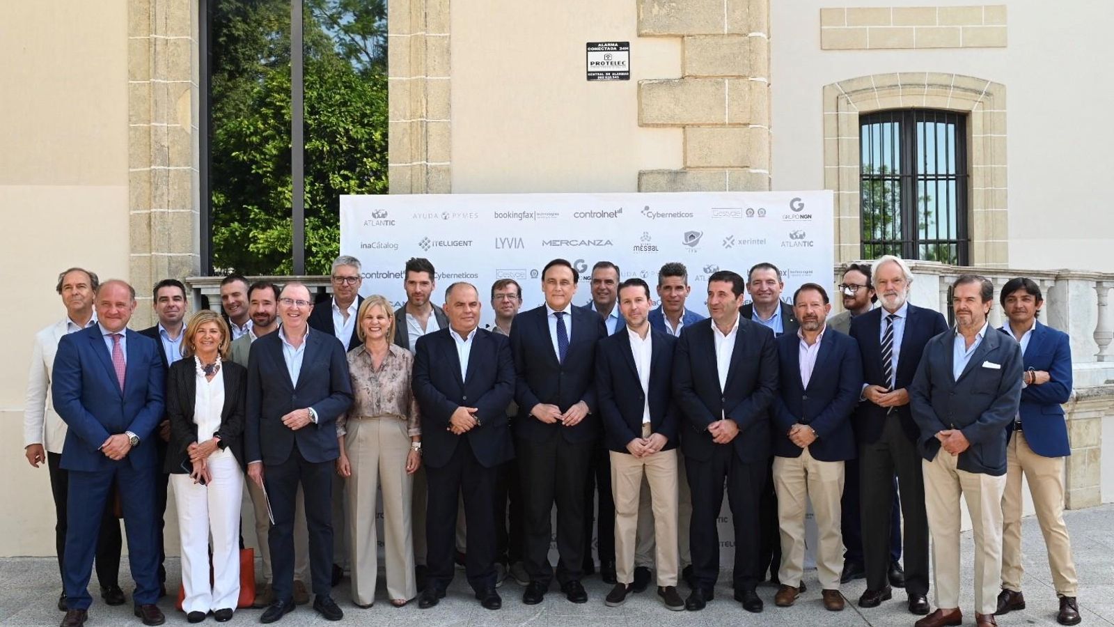 Los representantes de las empresas participantes en el clúster. Los representantes de las empresas participantes en el clúster.