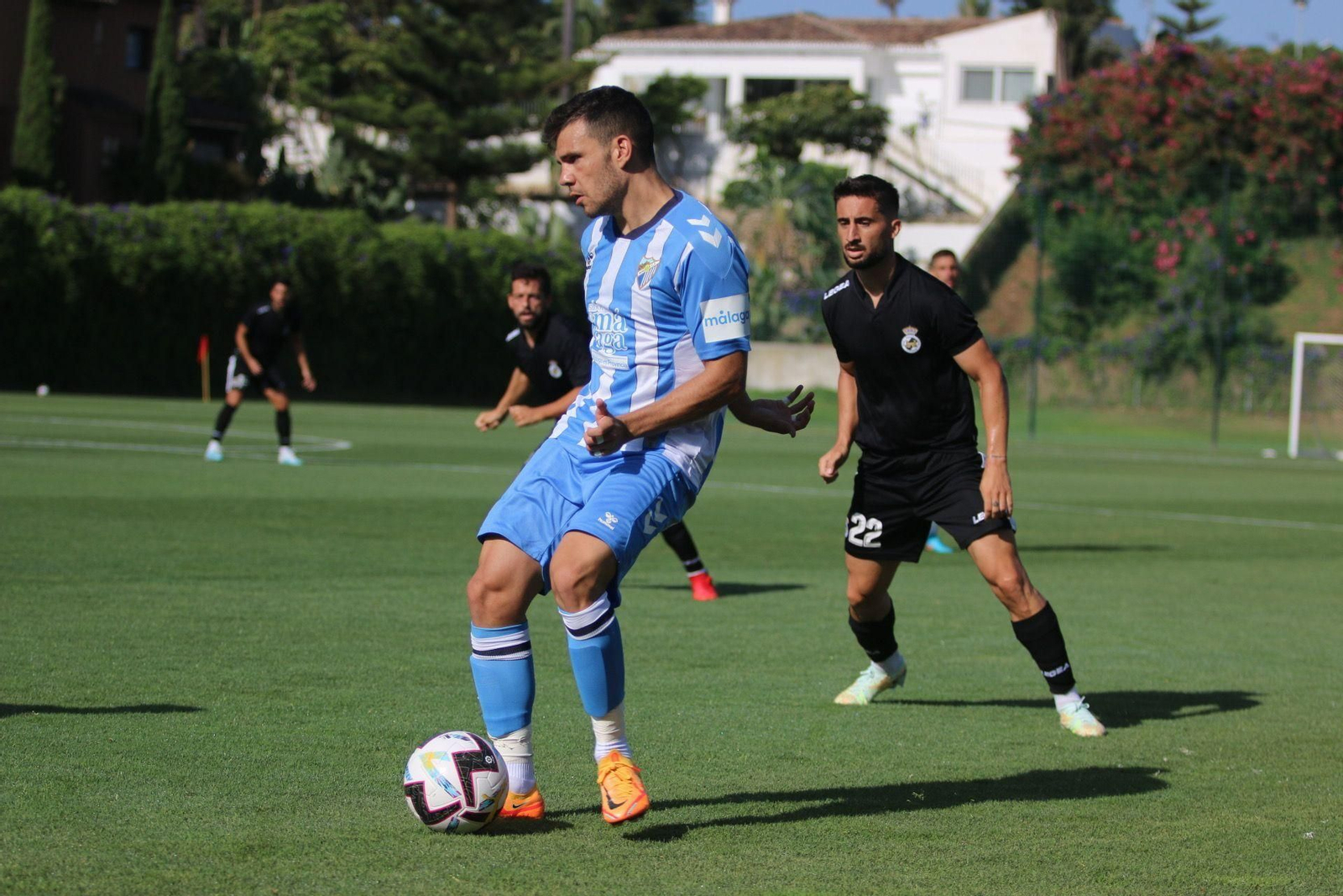 Álex Gallar asiste durante el partido. Álex Gallar asiste durante el partido.