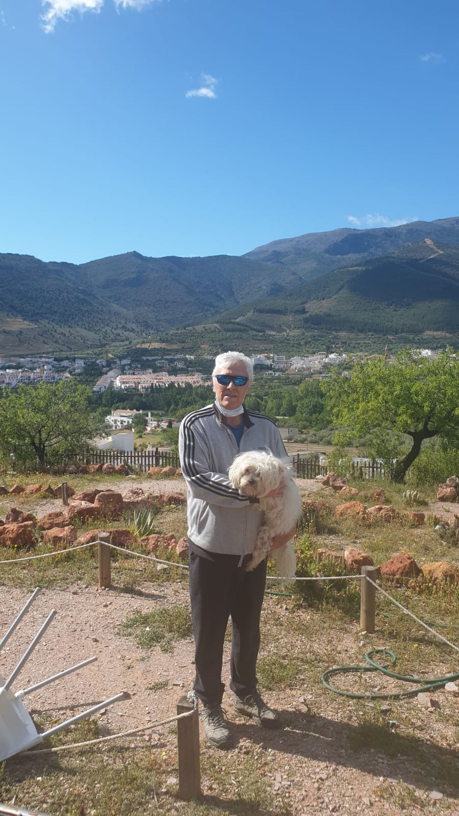 Darío Fernández y su perro, Paco, durante uno de sus paseos por el municipio.