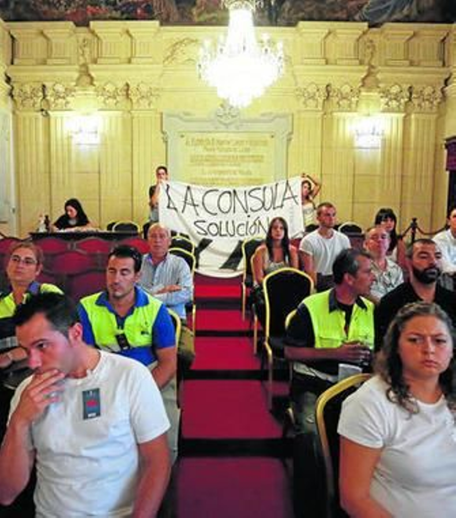 Alumnos de la Escuela de Hostelería La Cónsula llevaron su reivindicaciones al Pleno el pasado martes.