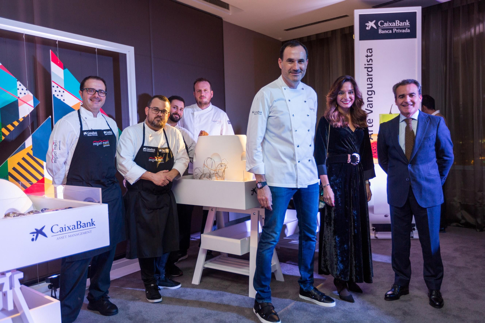 El chef Miguel Martí, junto a su equipo, con Rocío Pizarro y Rafael Herrador.