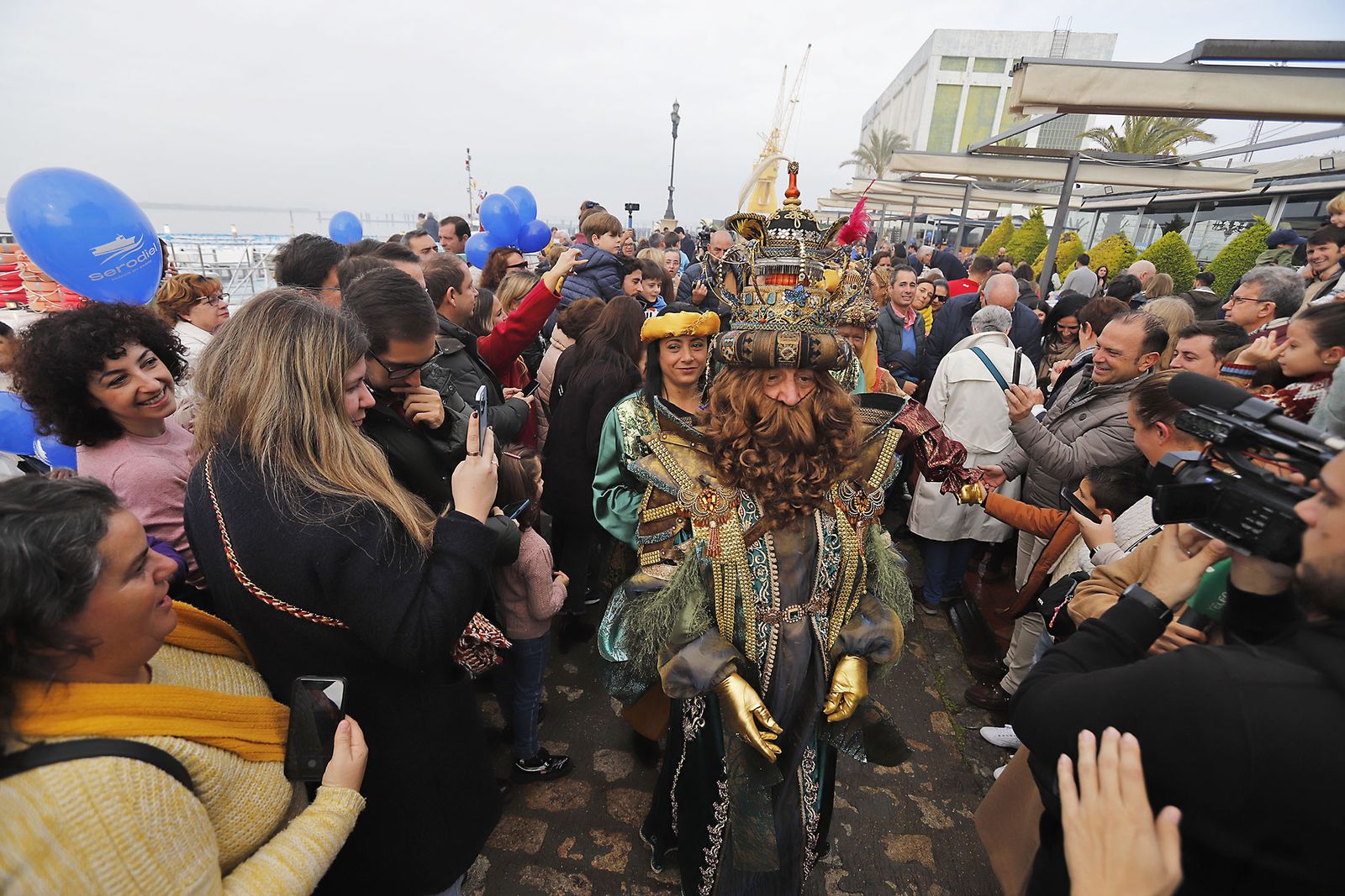 Imágenes de la mágica llegada de los Reyes Magos y la Estrella de la Ilusión a Huelva en barco