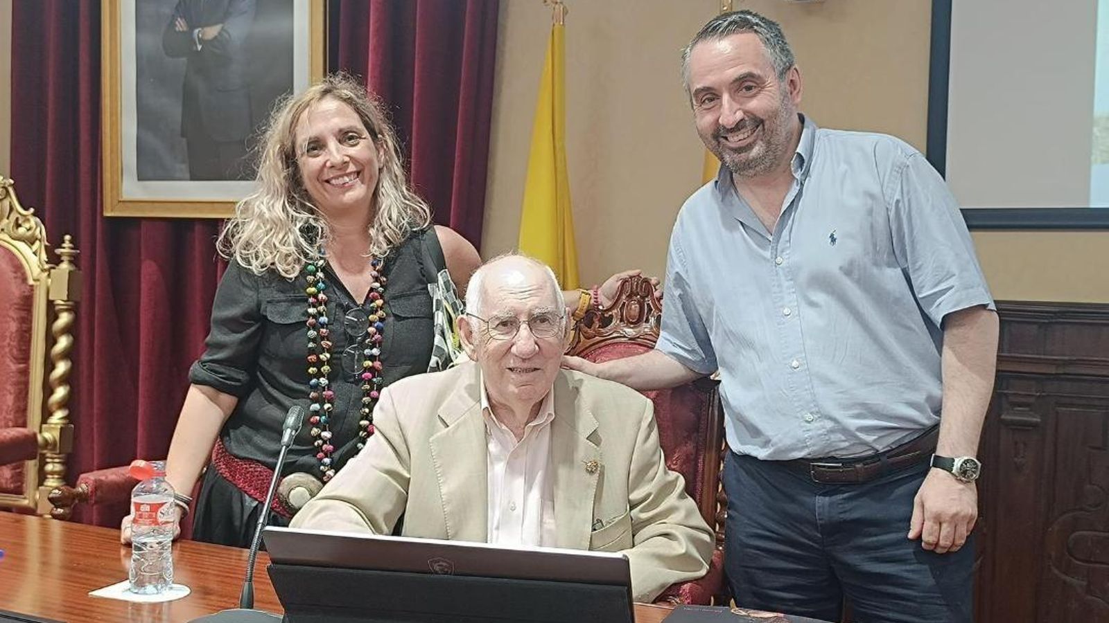 Justo Juliá con Elena Cuasante y Jesús Seone en el Salón de Grados de la Facultad de Medicina. Justo Juliá con Elena Cuasante y Jesús Seone en el Salón de Grados de la Facultad de Medicina.
