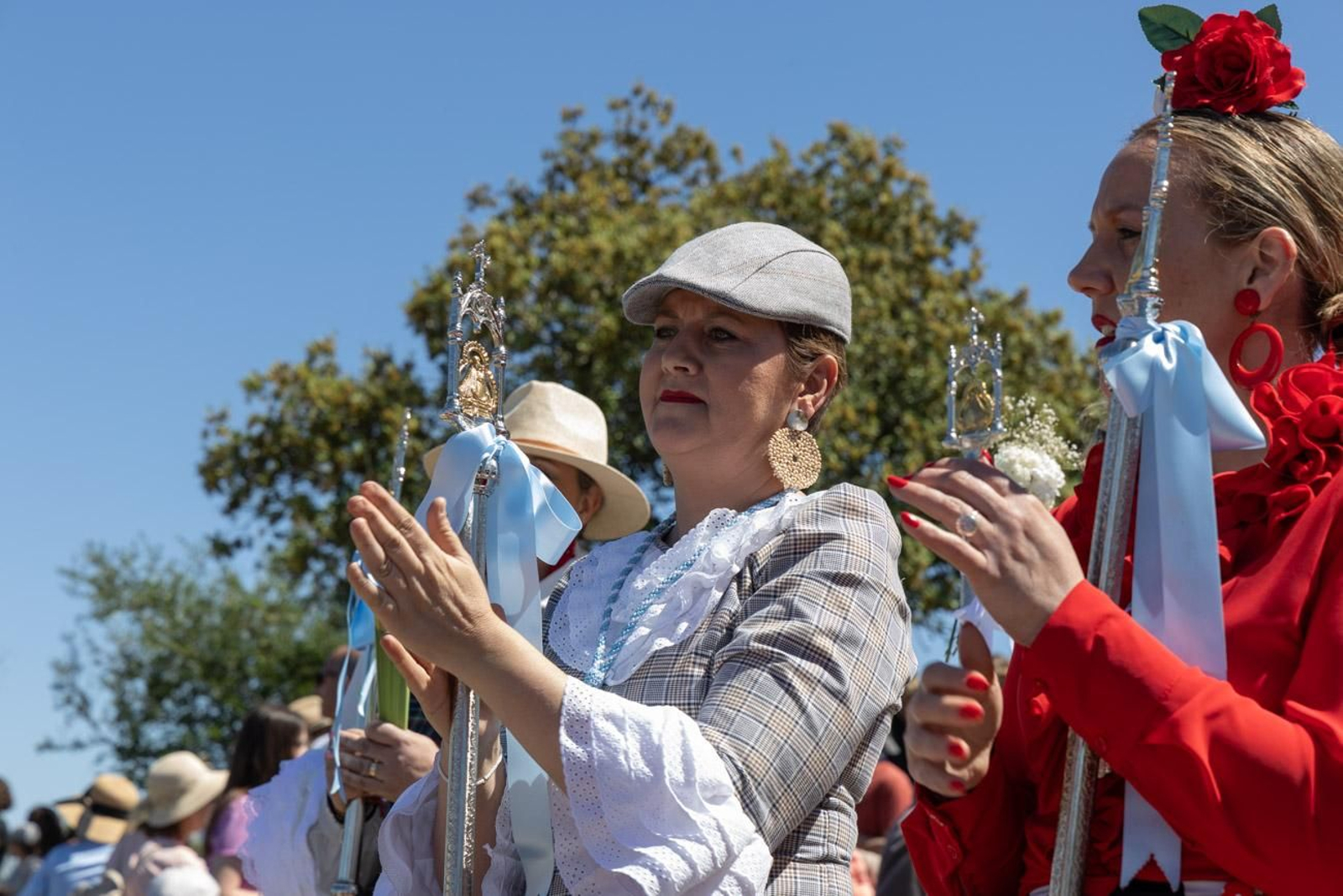Miles de romeros acuden al encuentro de la Virgen de la Cabeza en su romería