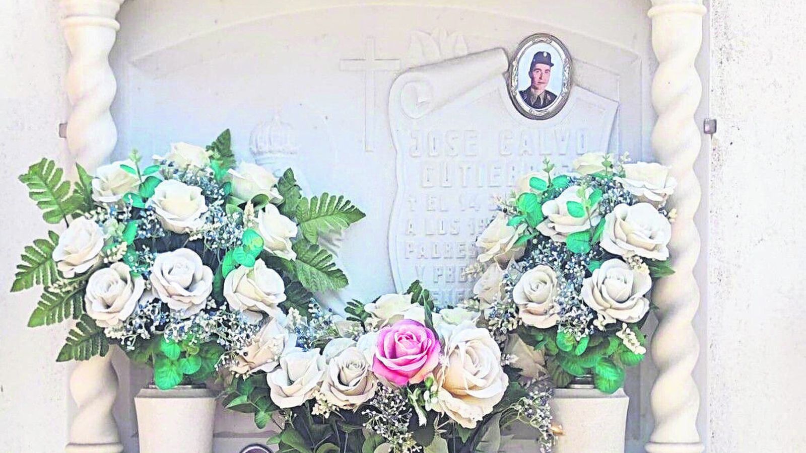 Nunca faltan las flores en la tumba de José Calvo Gutiérrez (1966-1986) en el cementerio de Puertollano.